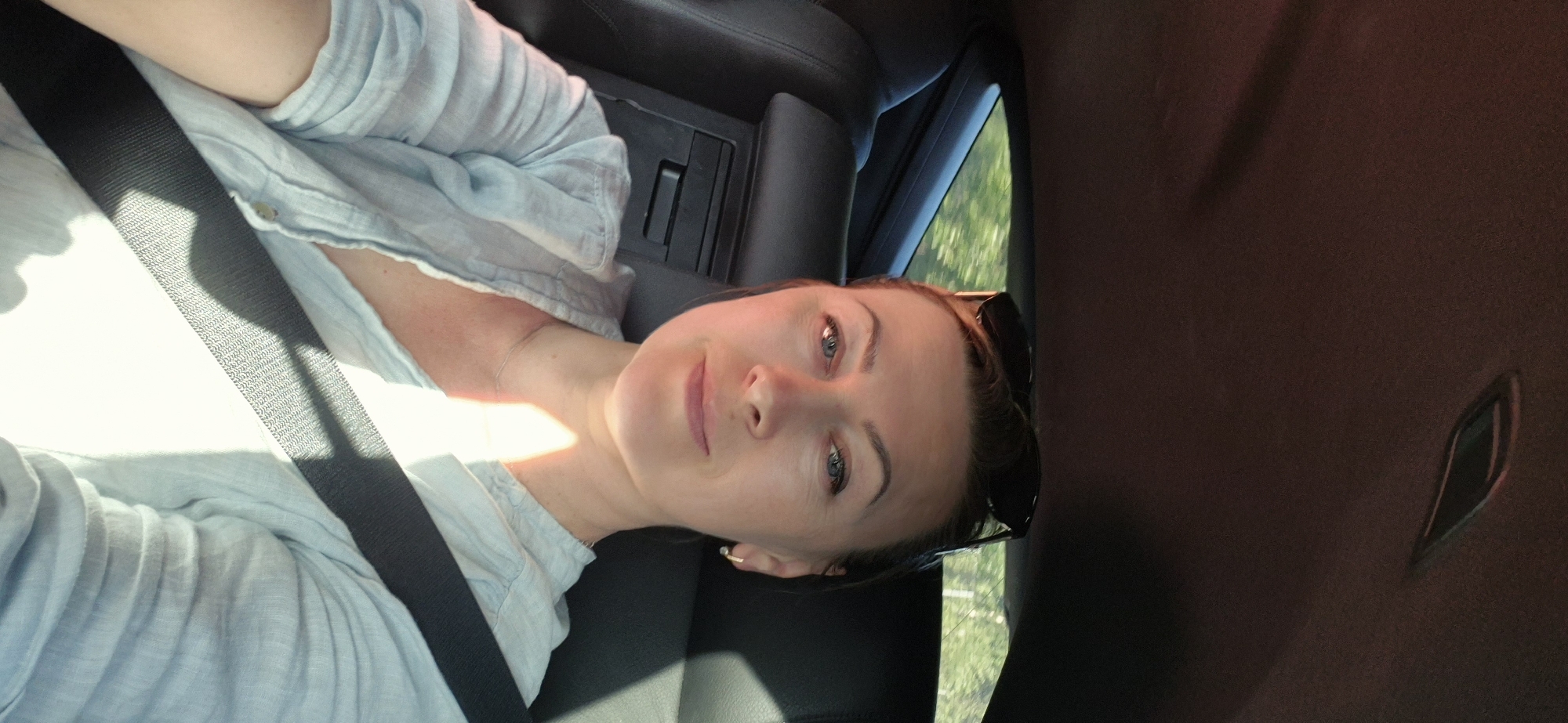 Backseat passenger on a sunny drive through Hærland