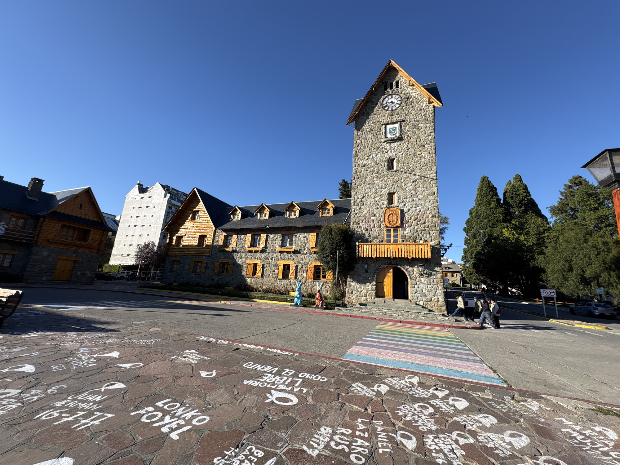 Tourist captures clear-sky views across Bariloche's civic and waterfront areas