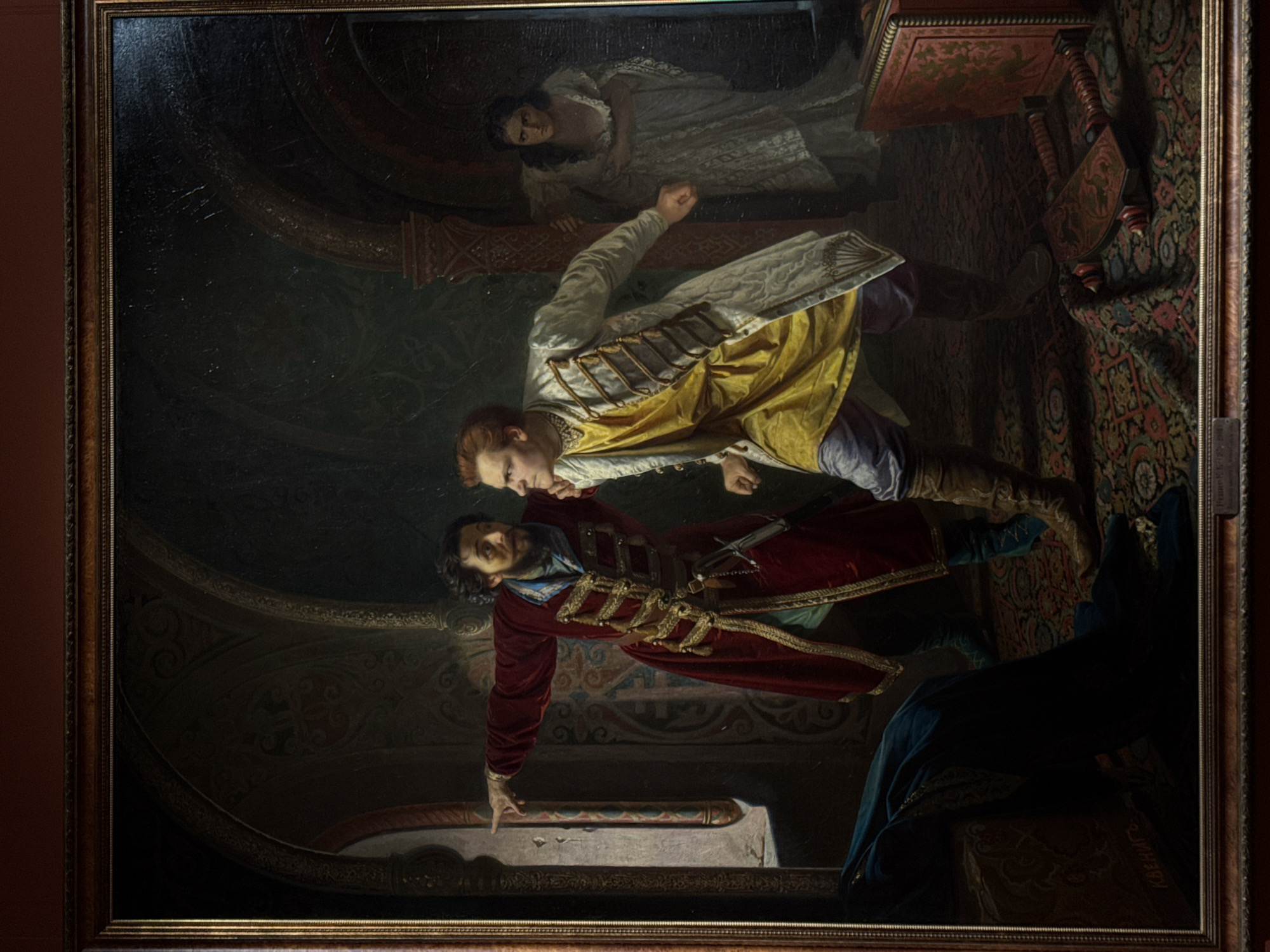 Visitor tours Nizhny Novgorod State Art Museum collections