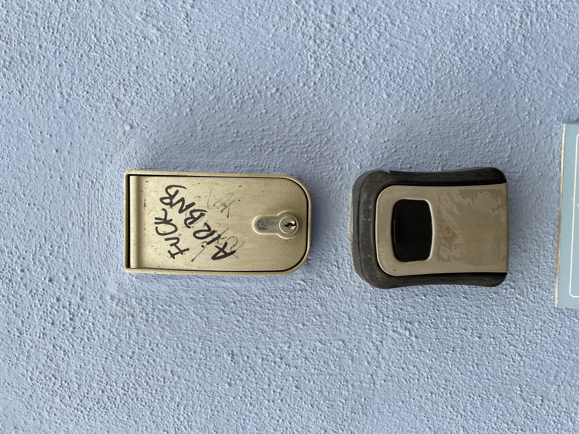 Anti-Airbnb graffiti found on rental lockbox in Málaga