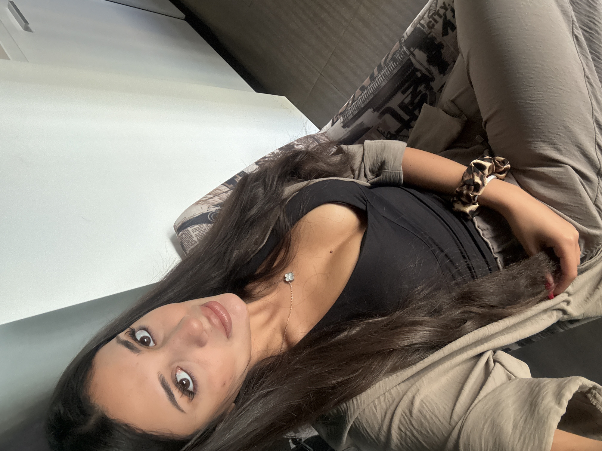 Selfie session and nail close-ups from a Sofia sitting spot