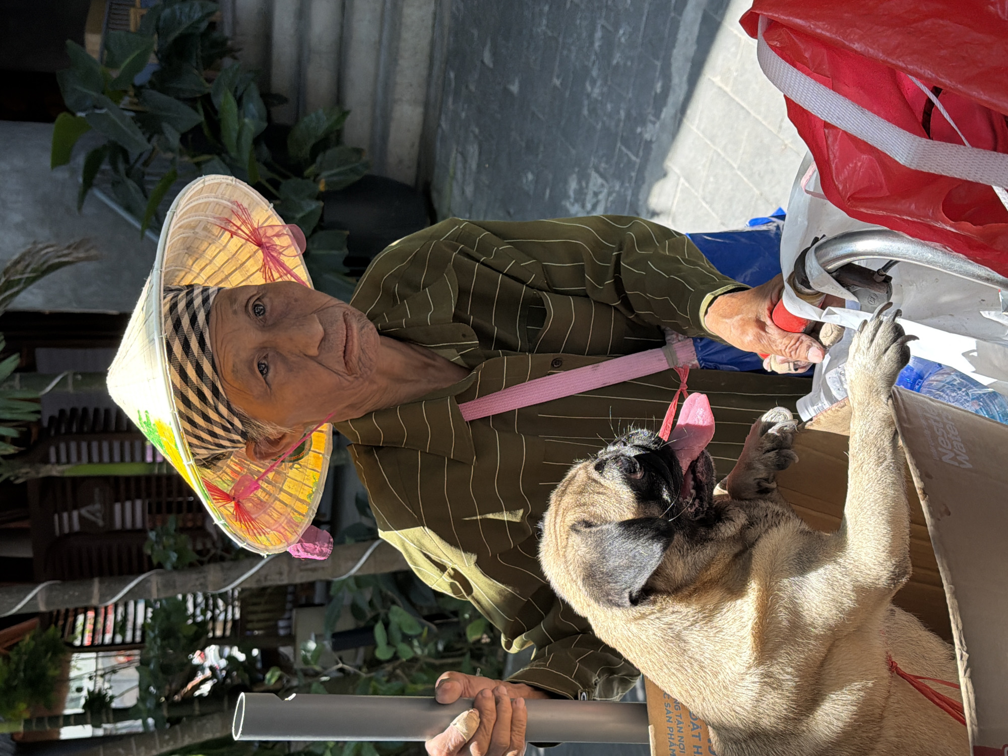Early morning street life captured in Đà Nẵng