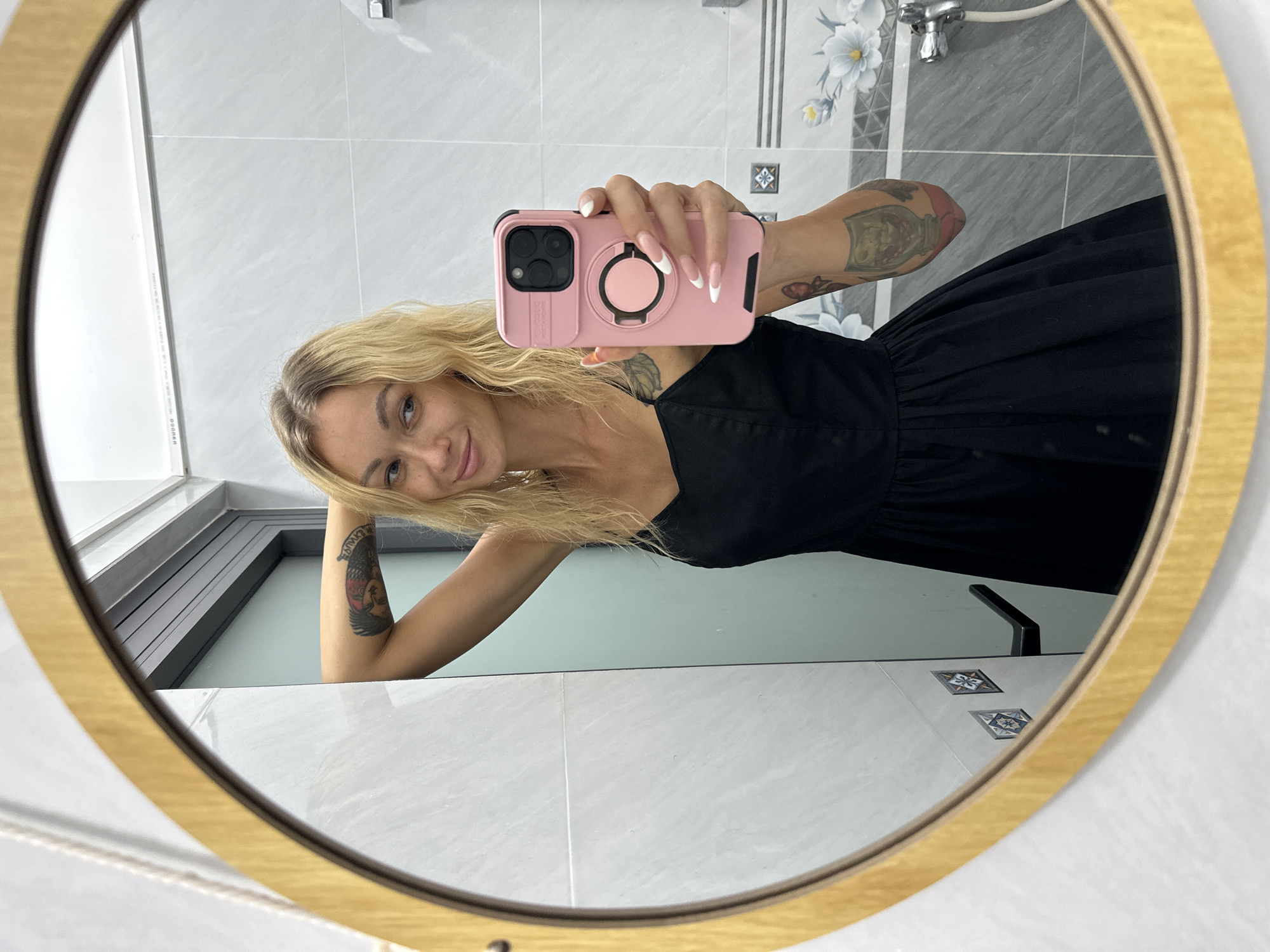 Mirror and outdoor selfies in Mũi Né, same morning