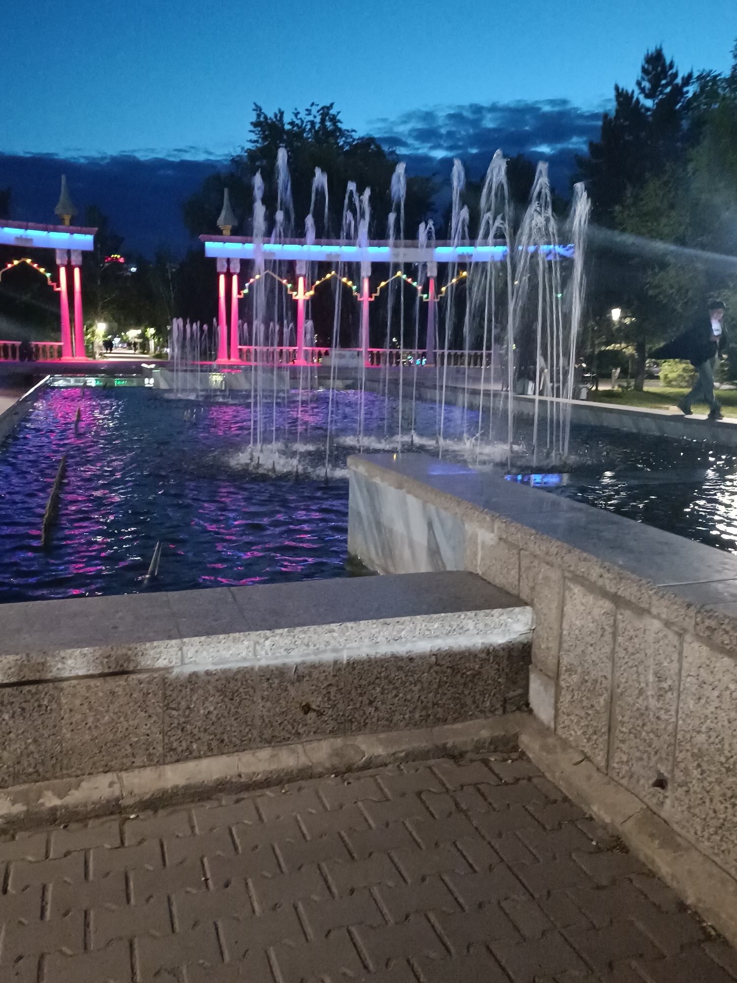 Evening leisure scenes documented across Kokshetau city center
