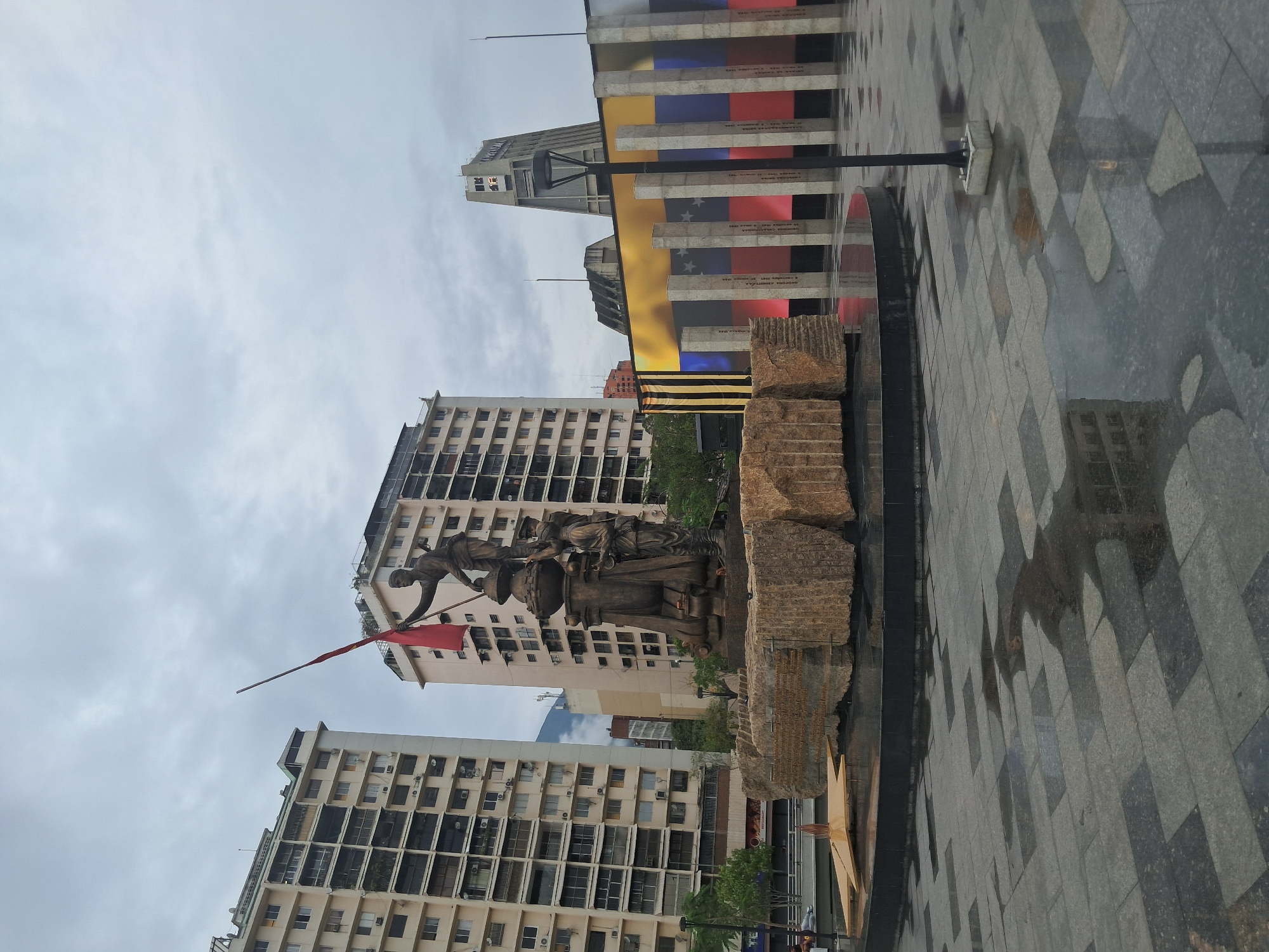 War memorial monument observed in Caracas on cloudy day