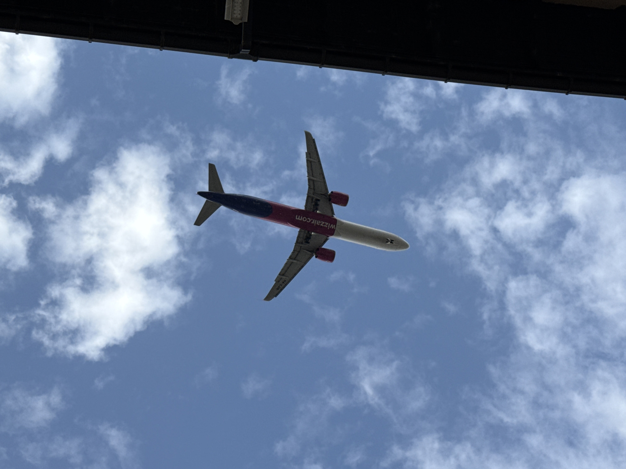 Wizz Air flight spotted over Sofia amid clear skies