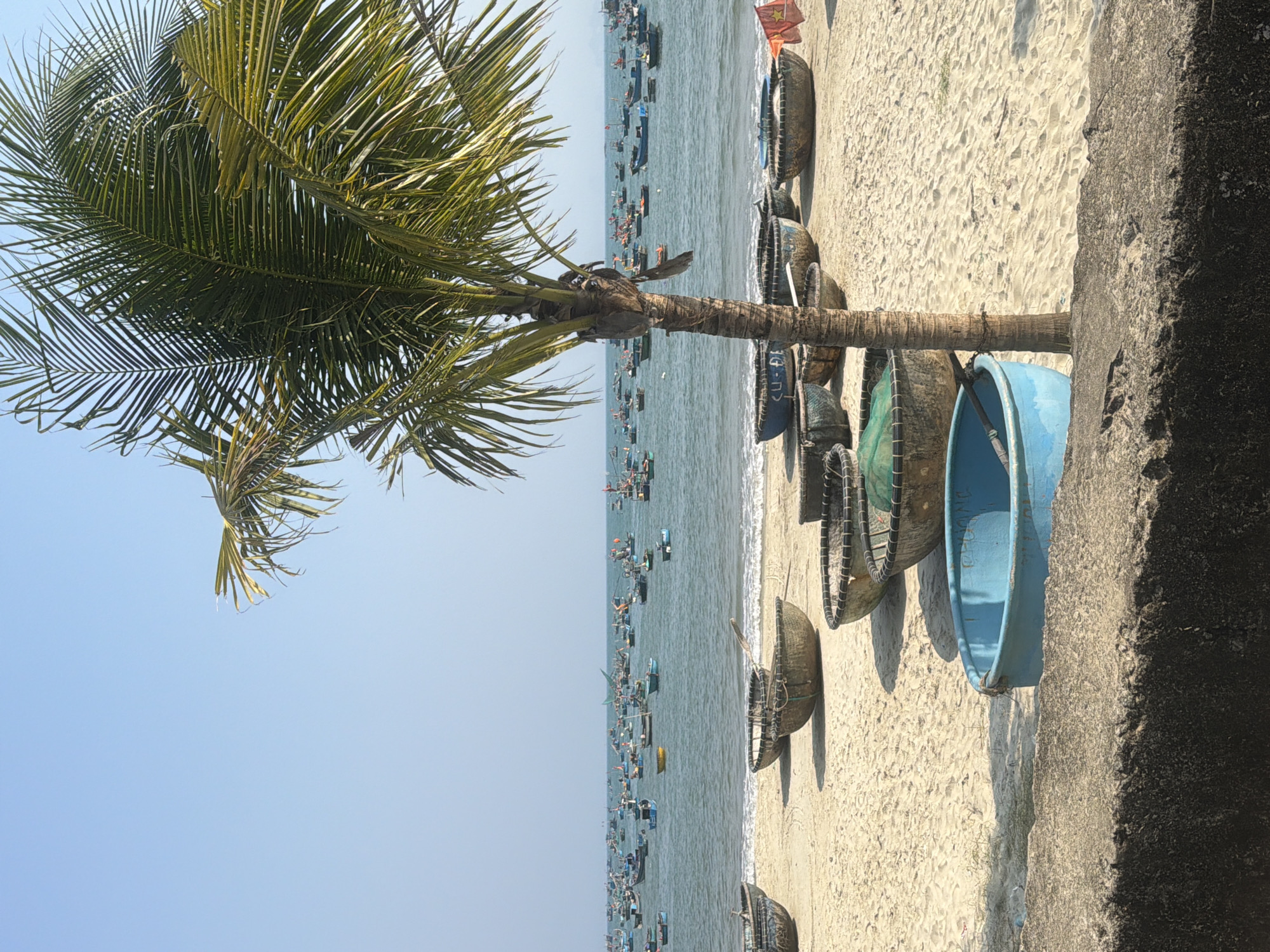 Traditional fishing boats rest on Đà Nẵng beach
