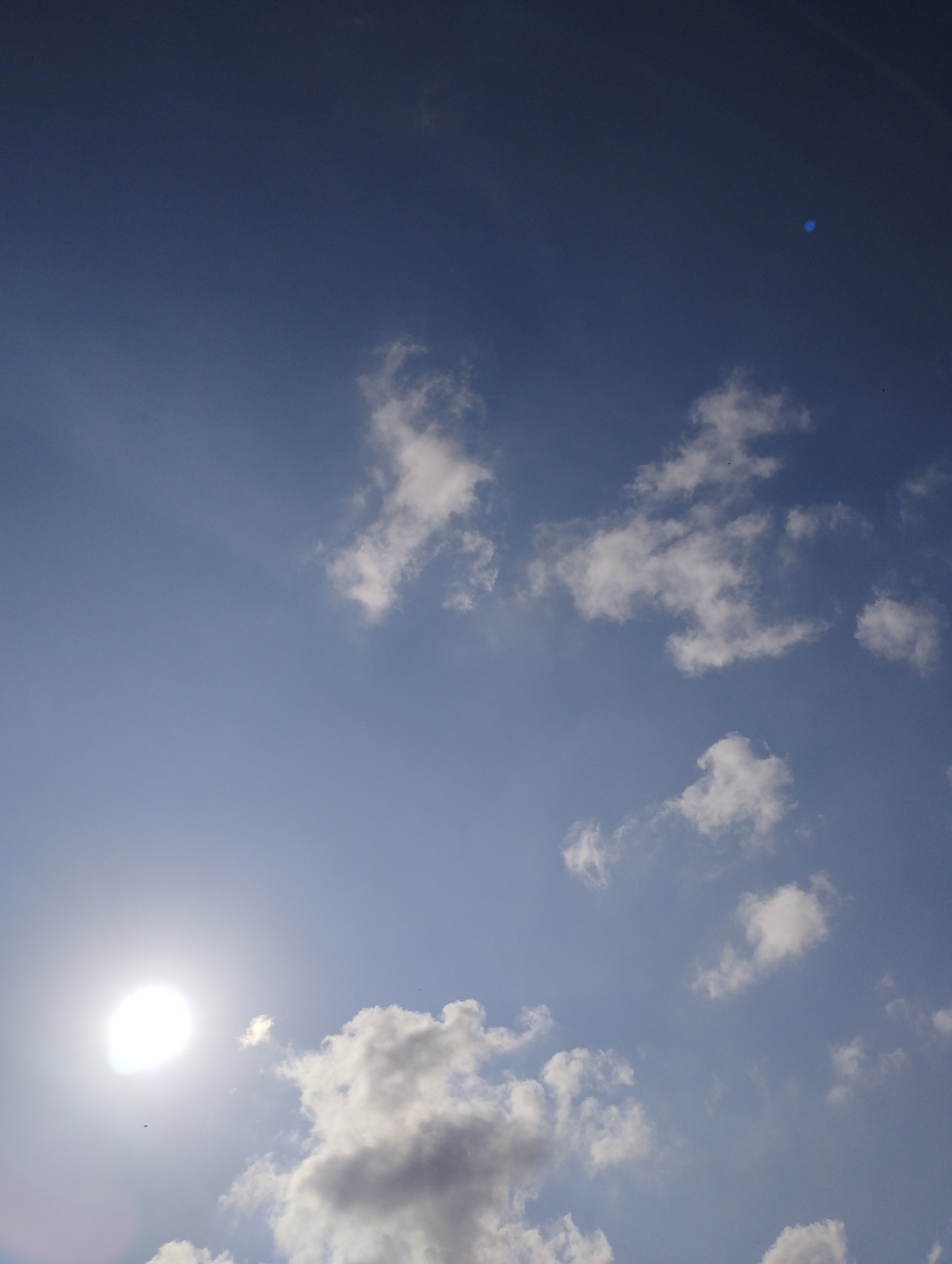 Clear blue skies with scattered clouds observed in Barcelona