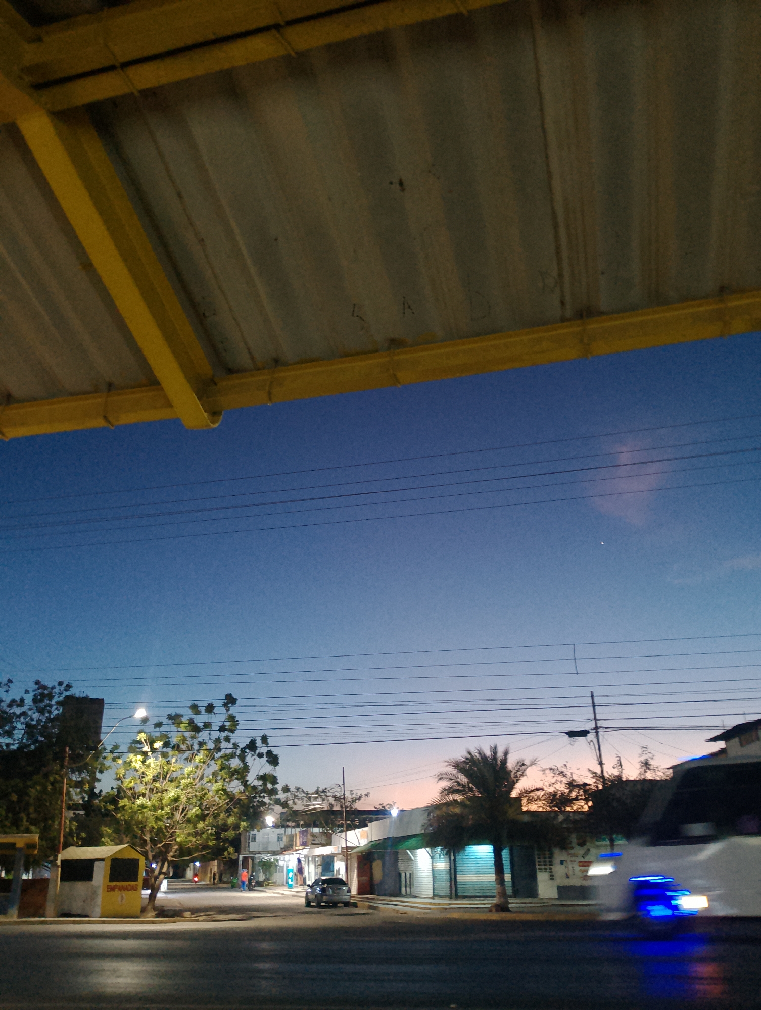 Evening dance practice and transit scenes documented in Venezuela