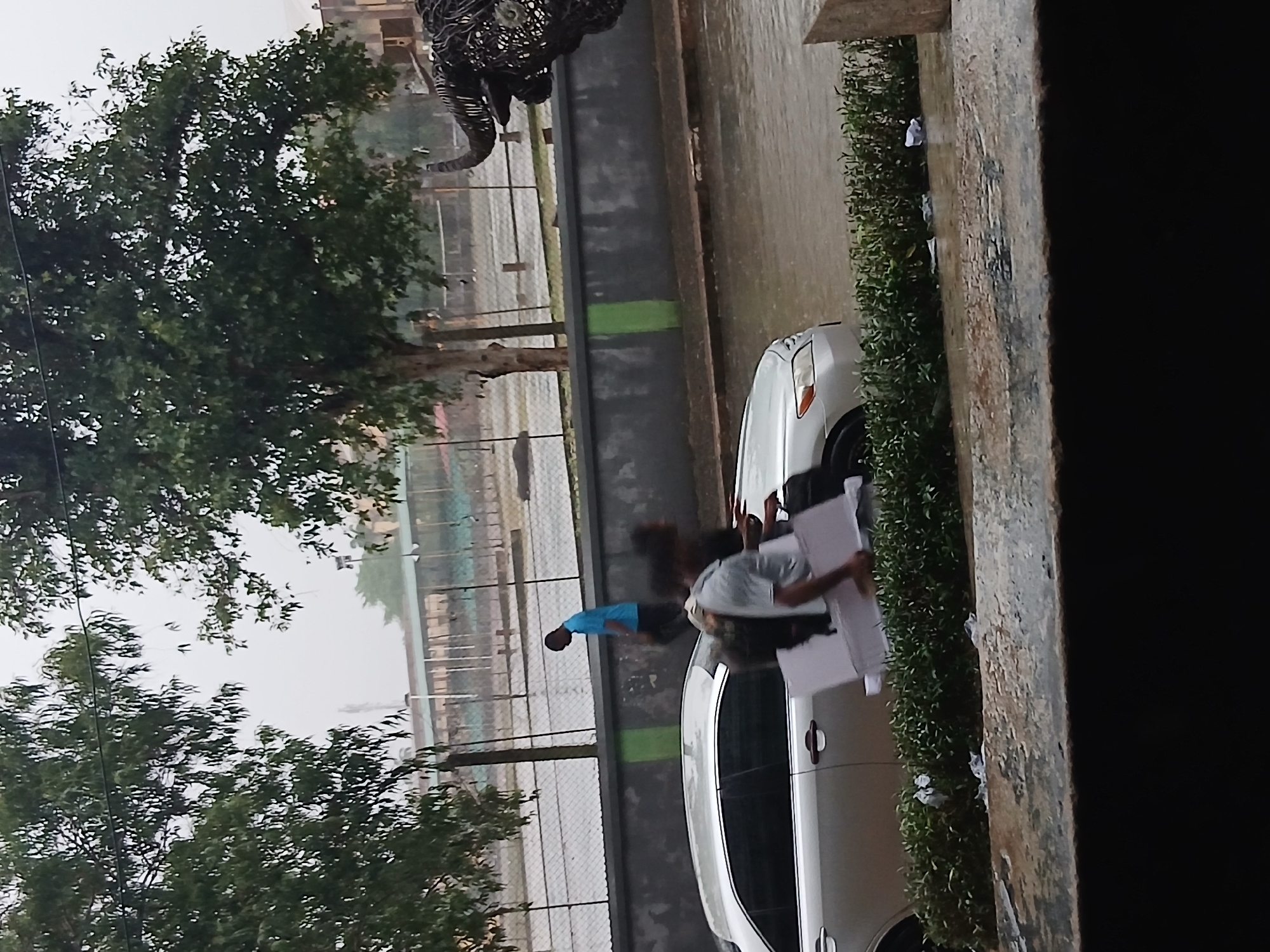 Light-colored car spotted in multiple Lagos locations early morning