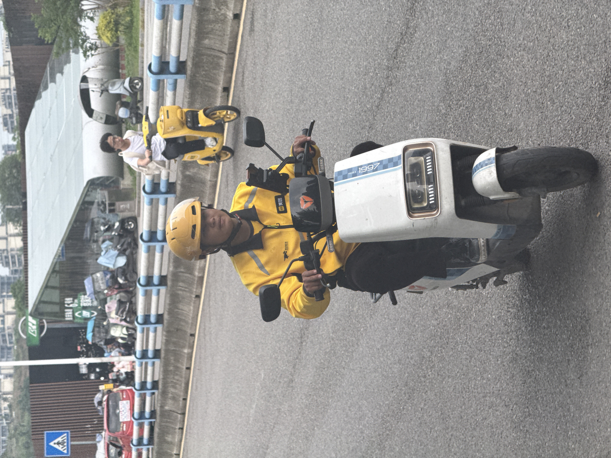 Electric motorcycle rider spotted in yellow gear in Liangjiang, China