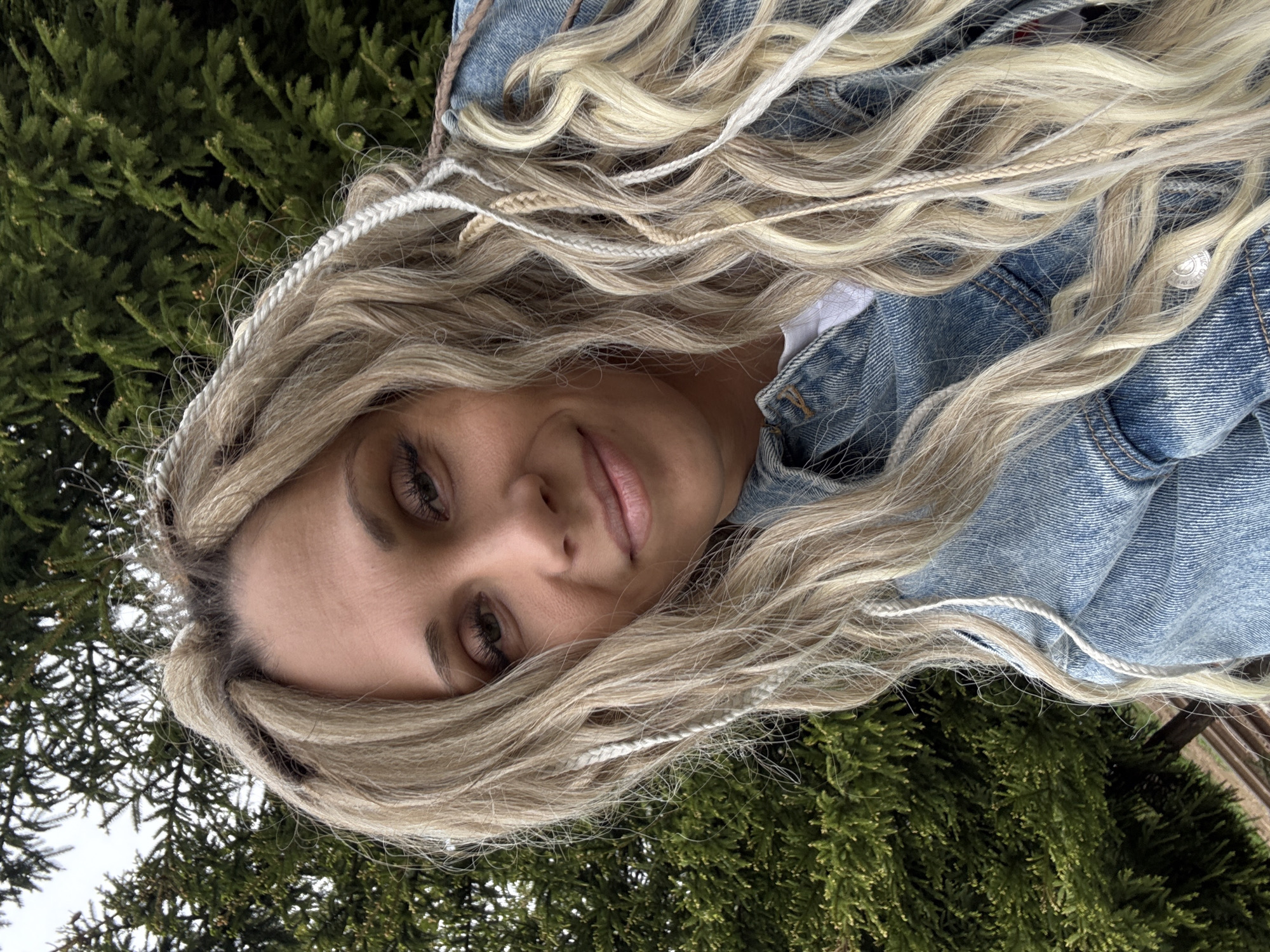 Blonde woman photographed at two Russian locations within 22 minutes