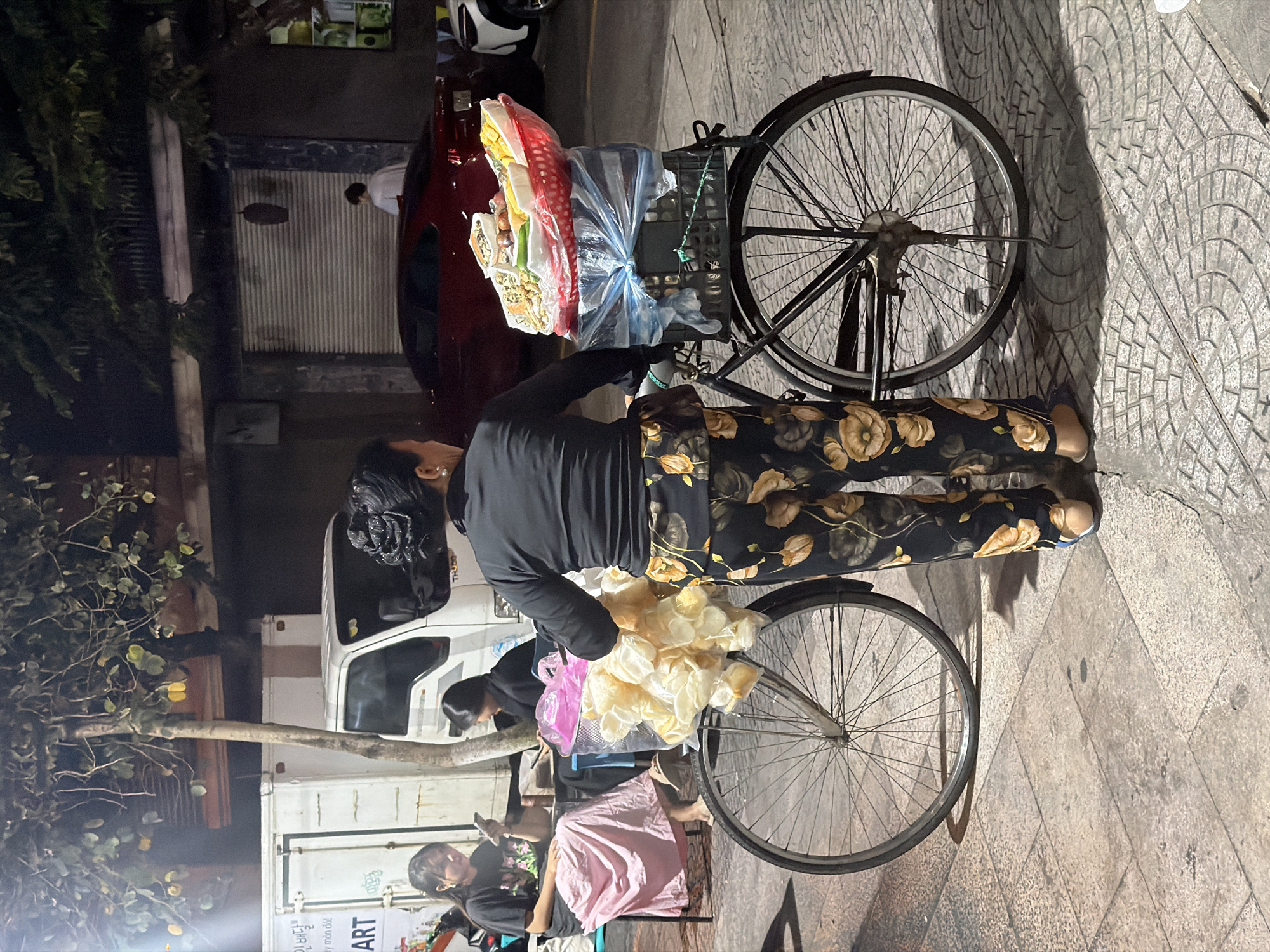 Woman operates nighttime street vending stall in Đà Nẵng