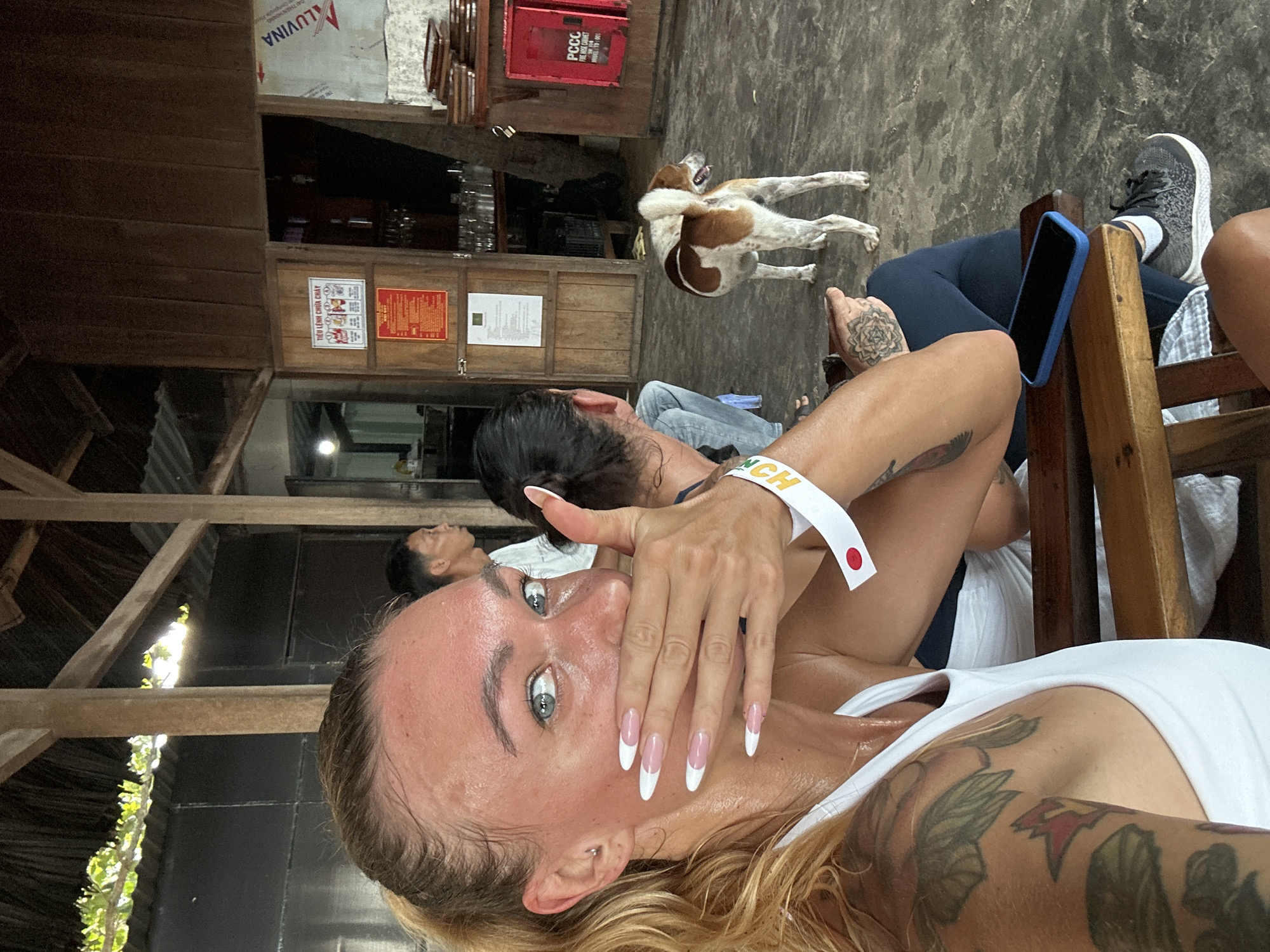 Lazy beach café afternoon in Mũi Né with snacks and selfies.