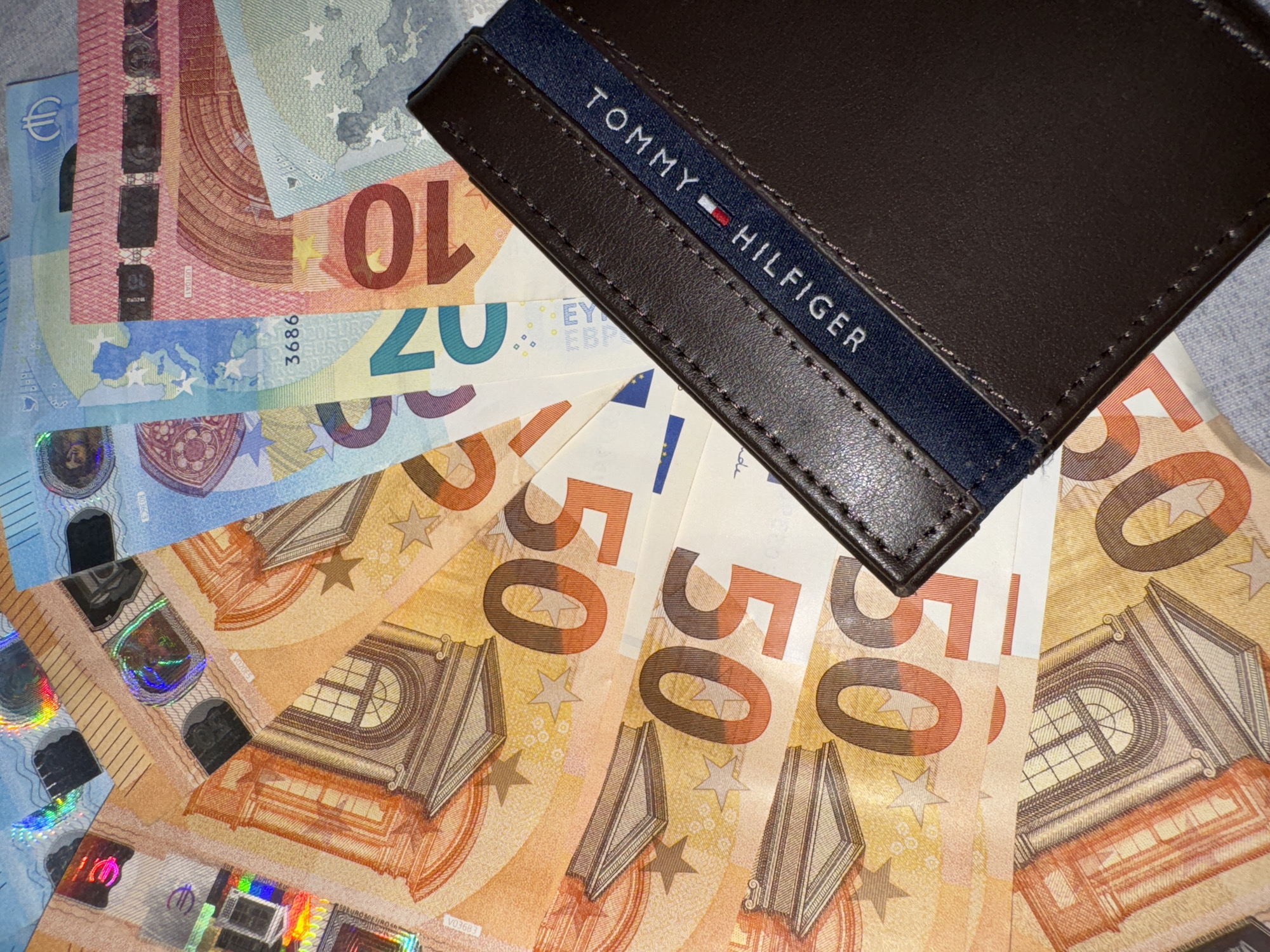 Tommy Hilfiger Wallet With Euro Cash Documented Over Ten Minutes