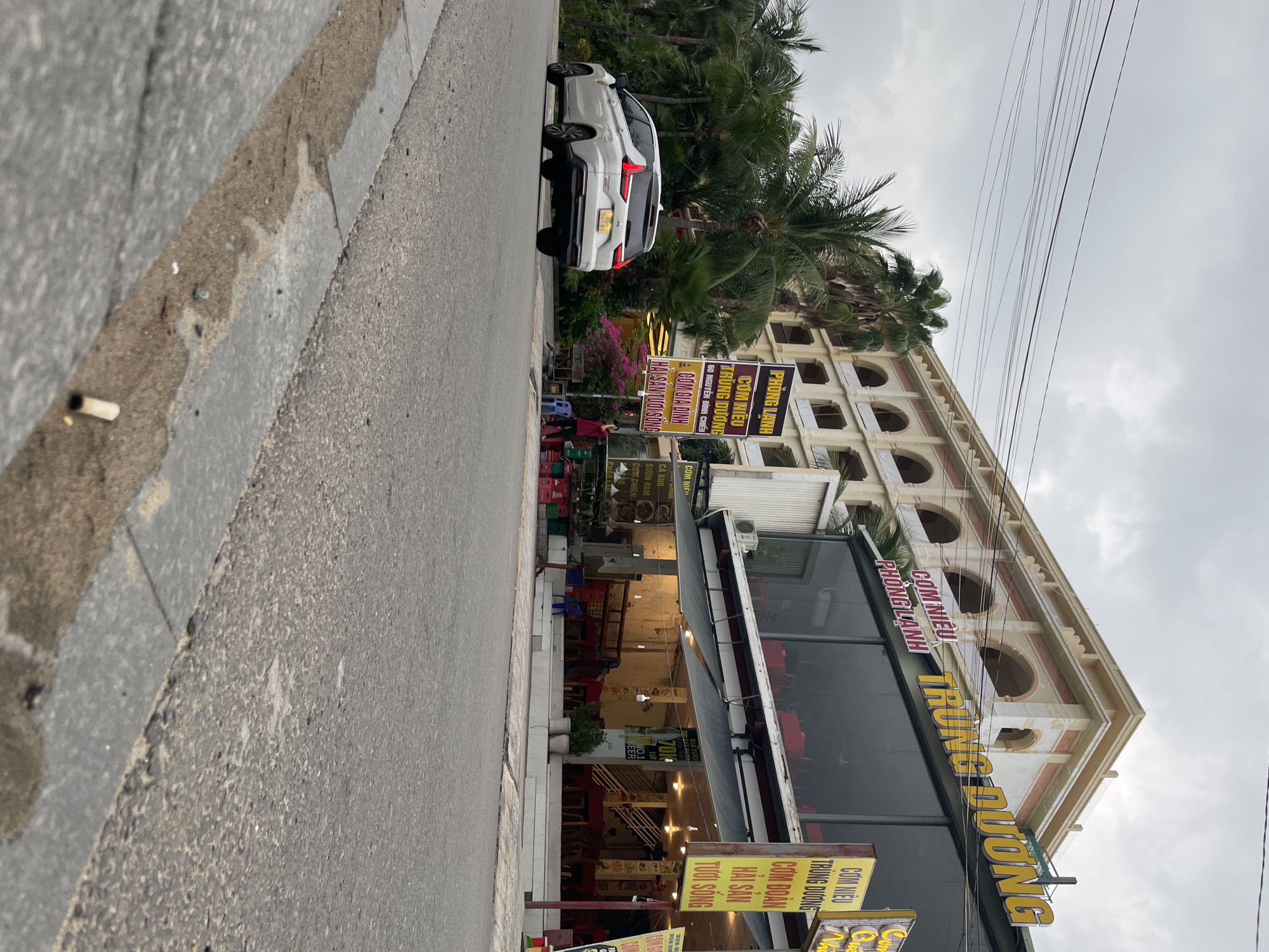 Morning street life and dining captured in Phu Thuy Ward