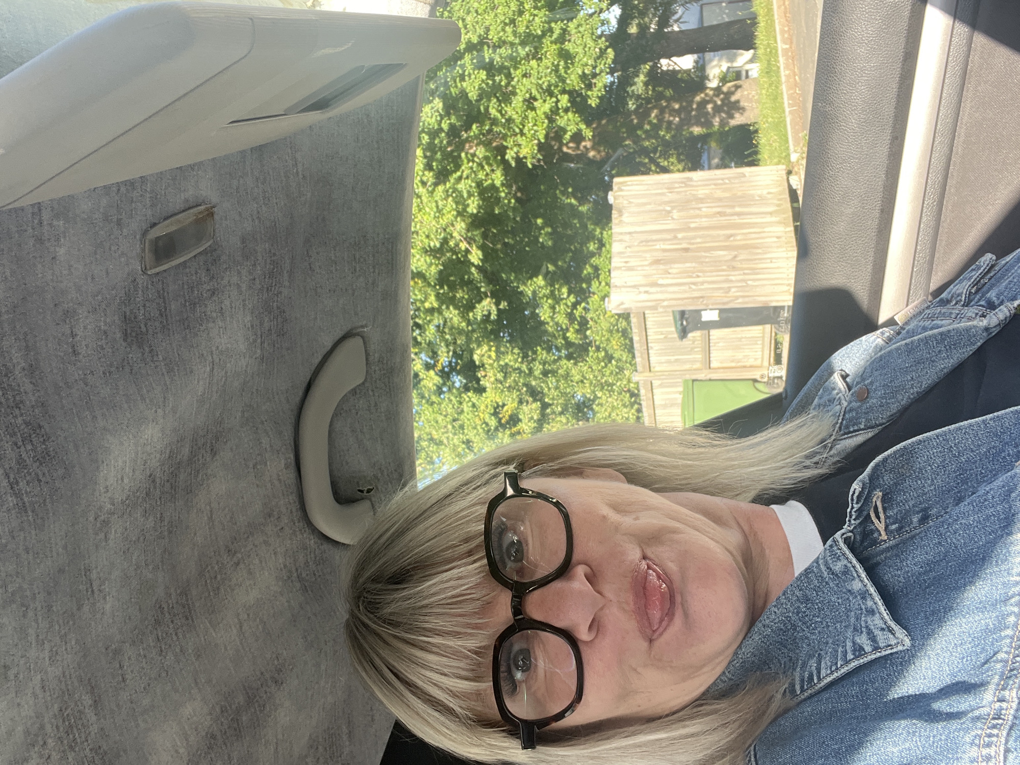 Morning moments captured in La Fouillouse: playful car selfie, children's art class