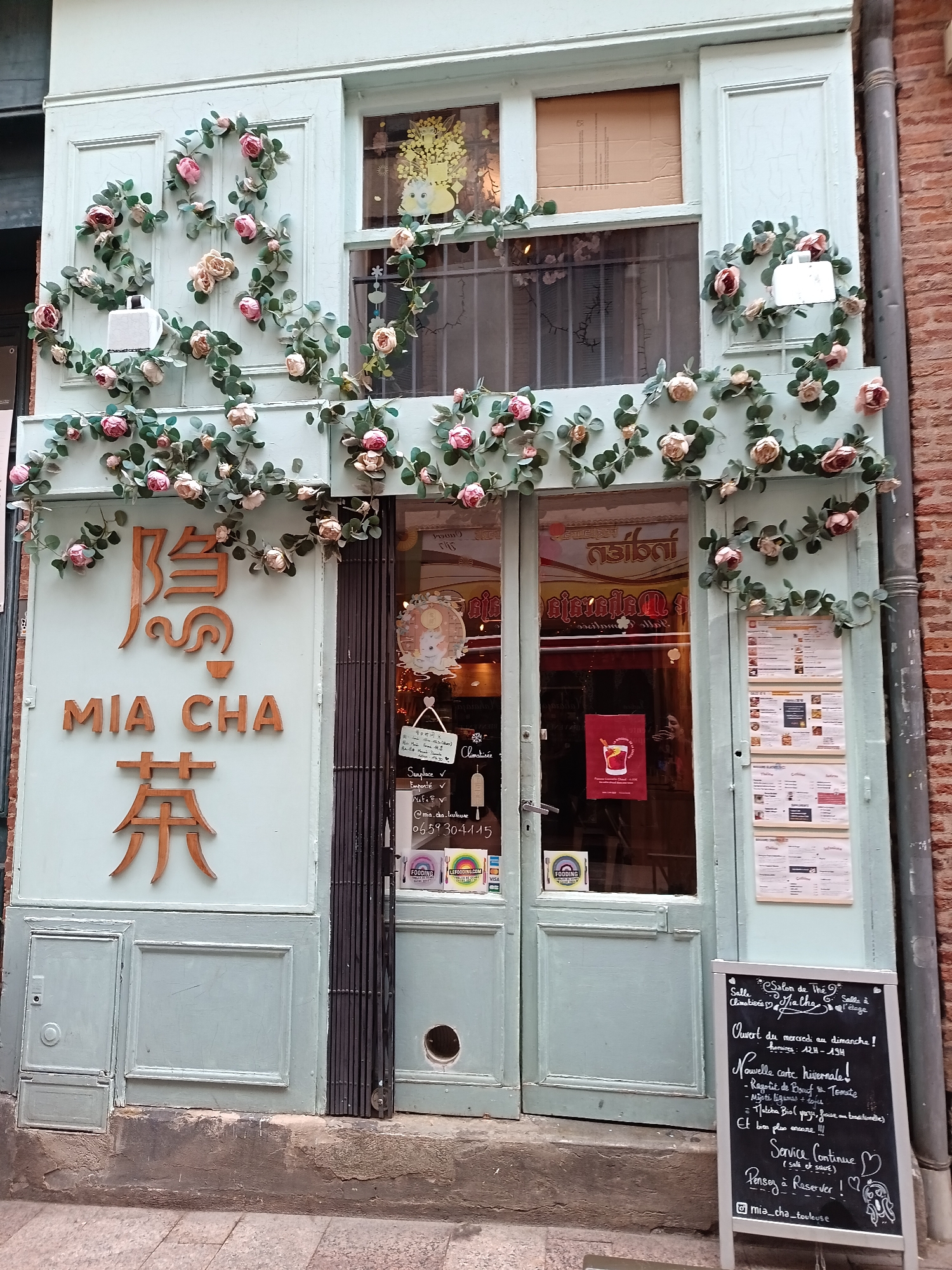 Everyday street life documented in central Toulouse