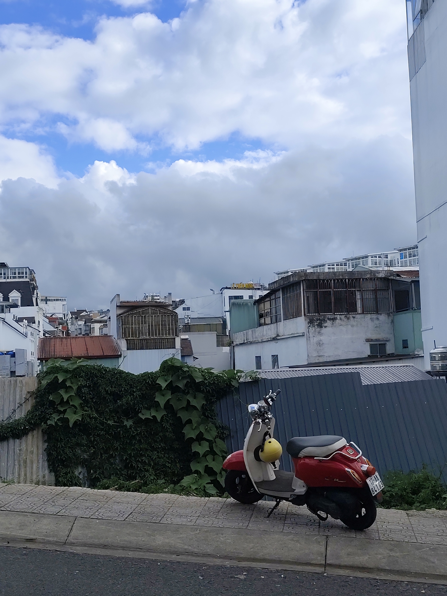 Morning wander through Da Lat's streets, murals, and markets
