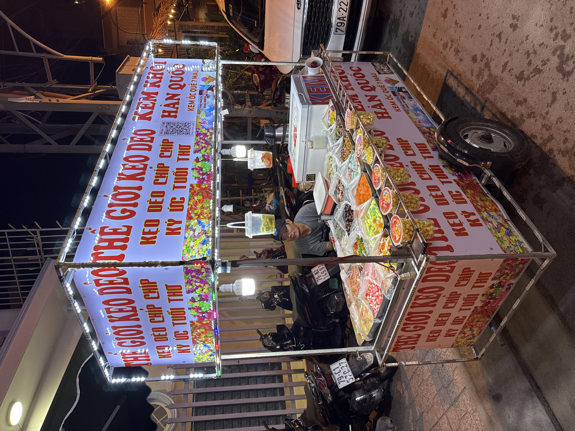 Nha Trang nightlife: streets, food carts, and everyday scenes