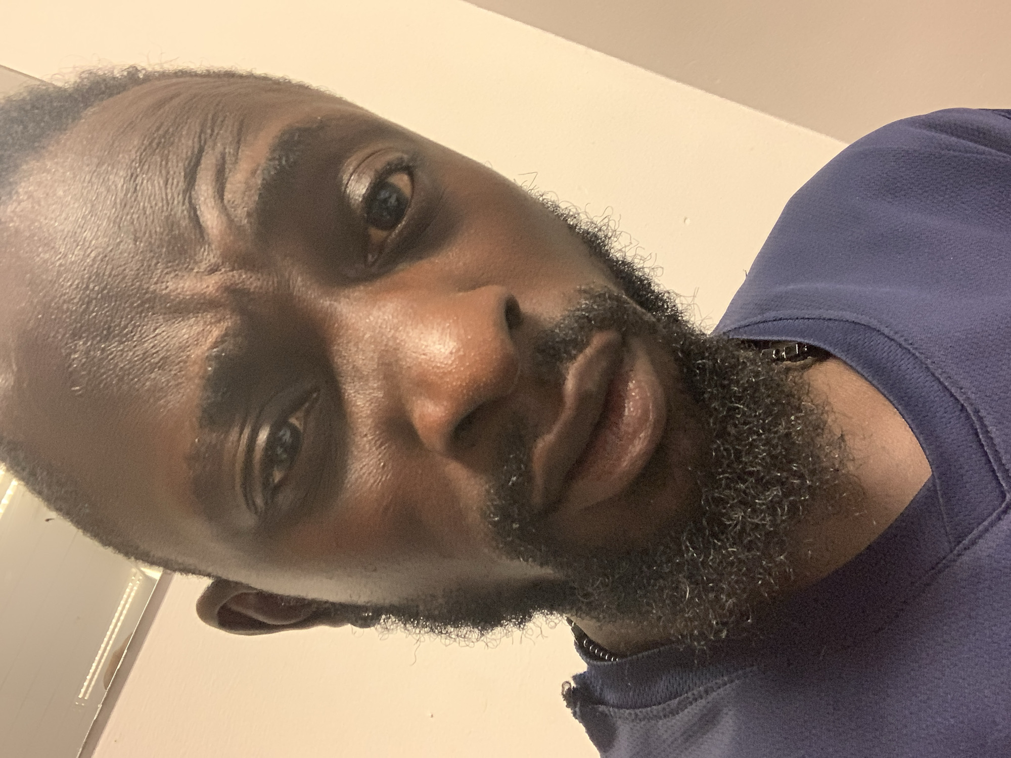 Man photographed twice in Lekki, Nigeria within seconds