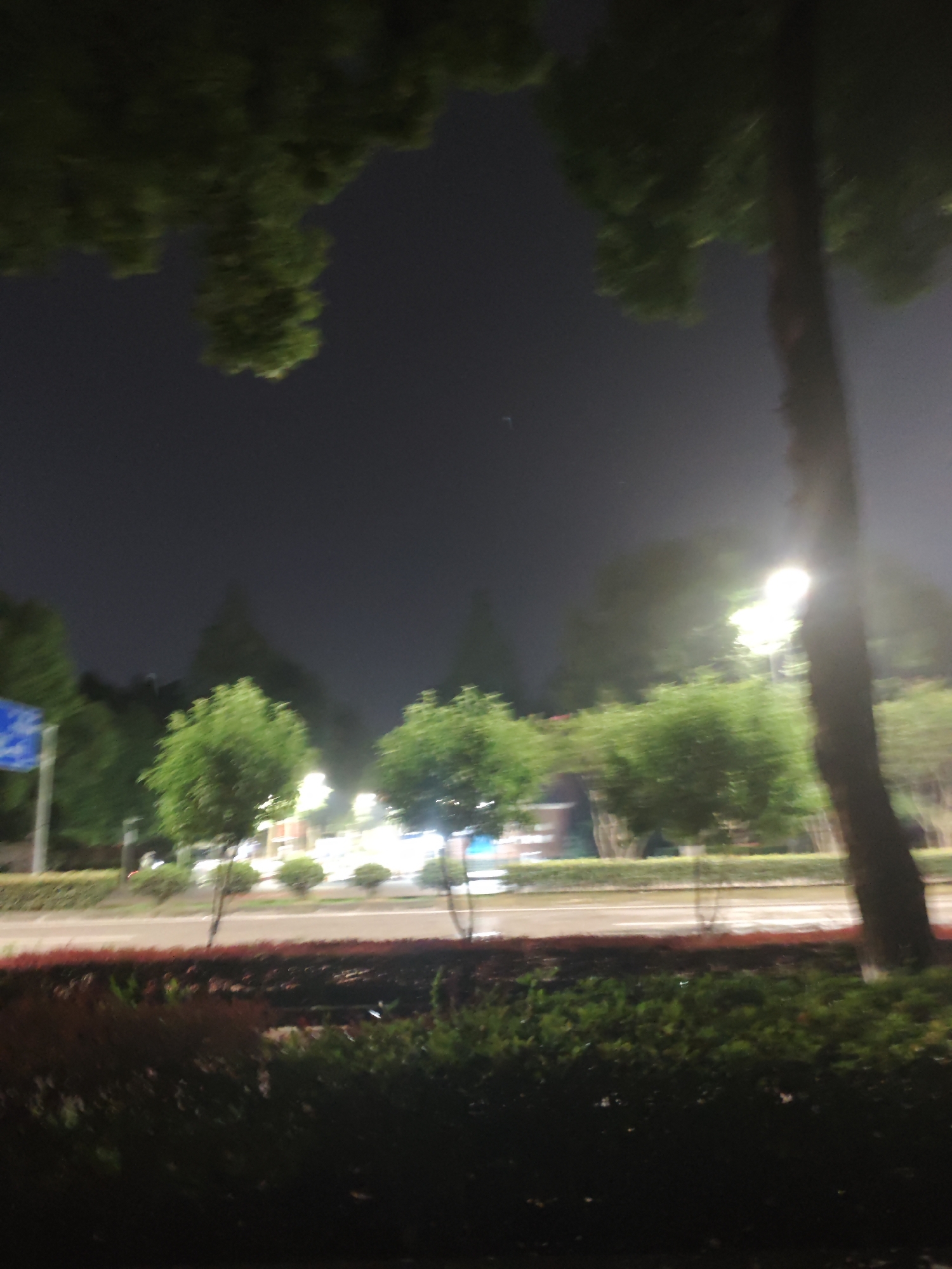 Night scenes documented in Chongqing High-tech Zone streets