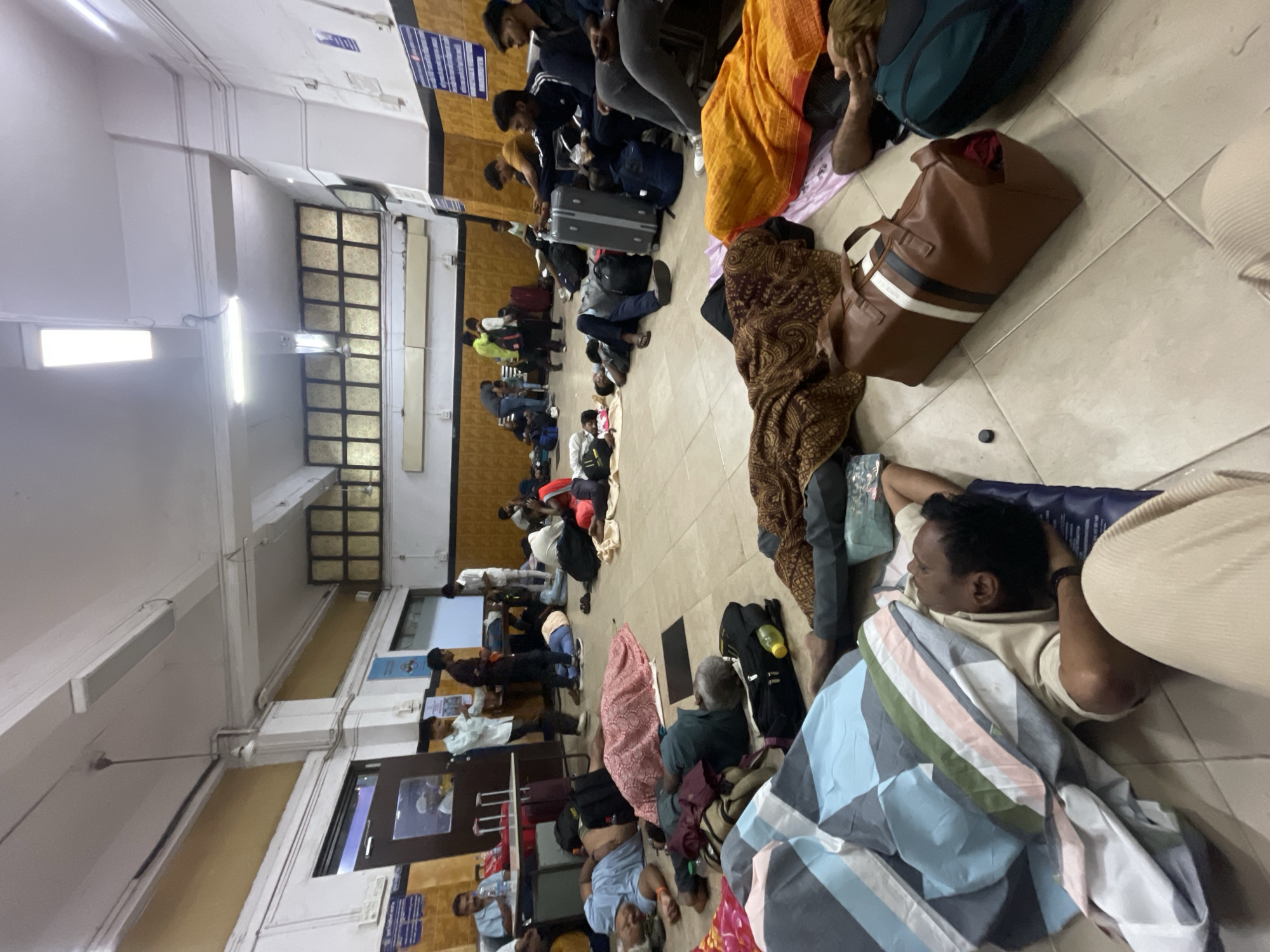 Crowds rest on floor of Mumbai train station