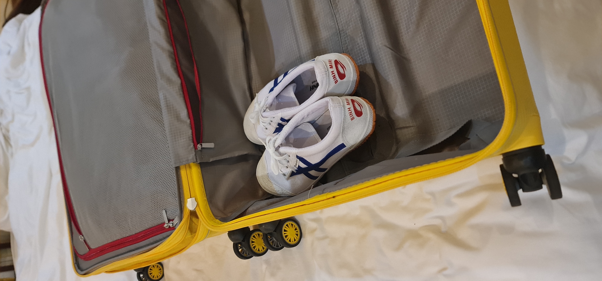 Yellow suitcase with labeled sneakers spotted in Đà Nẵng
