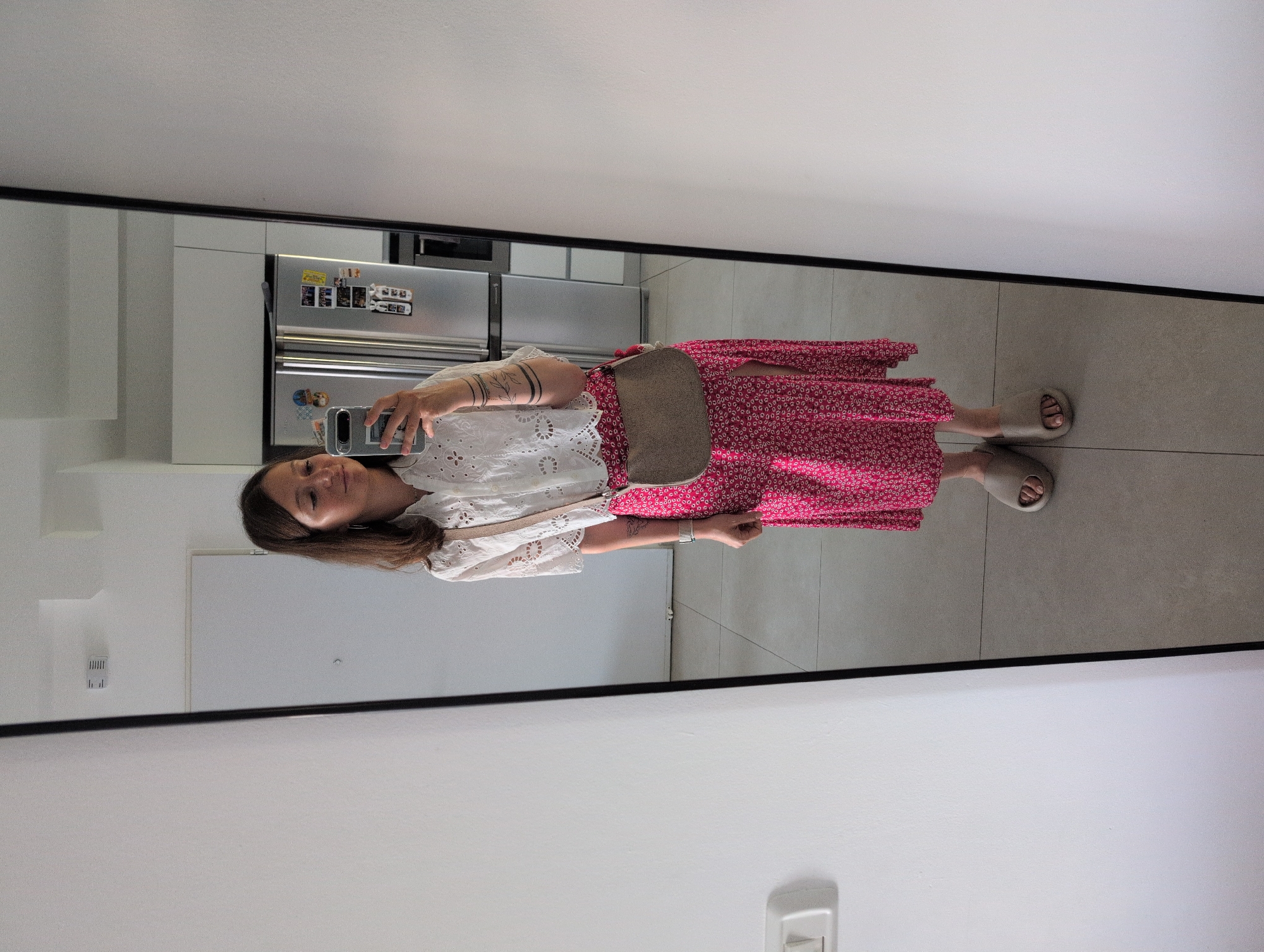 Mirror outfit post paired with a #CurrentState graphic, Ramat Gan