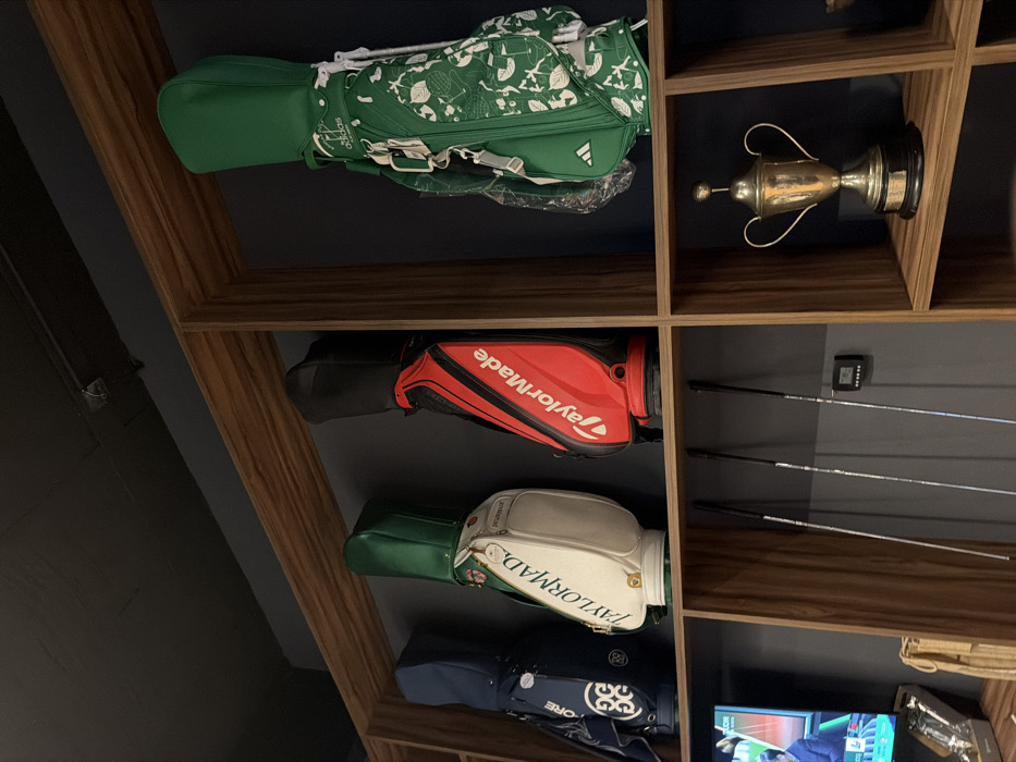 Early morning golf simulator sessions documented across Mexican cities