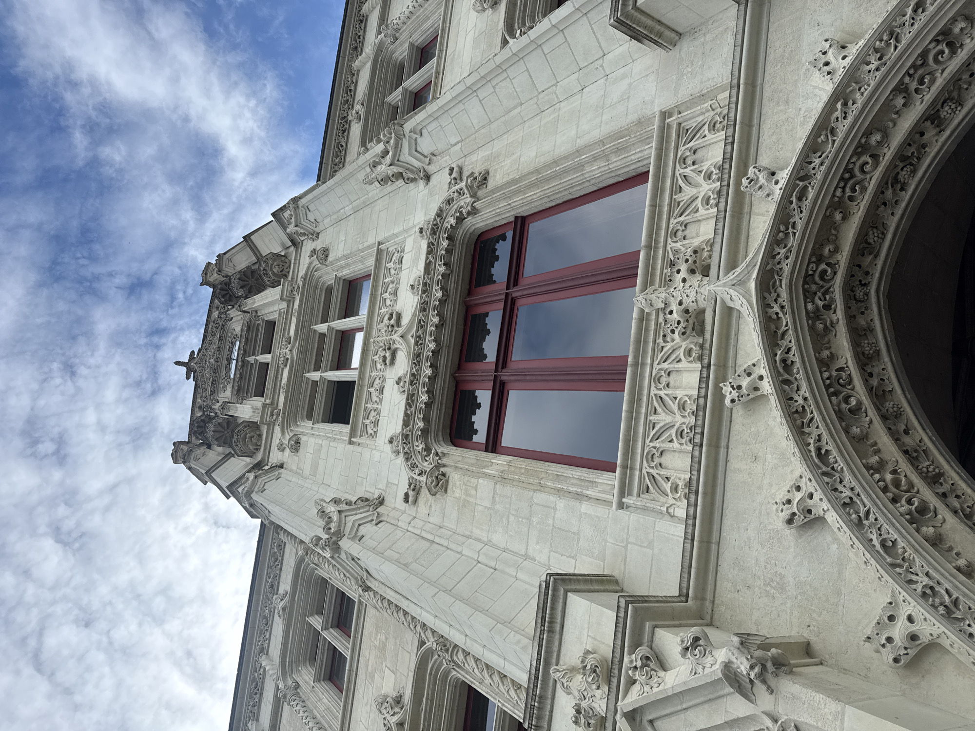 Witness documents historic architecture and war memorial in Saumur