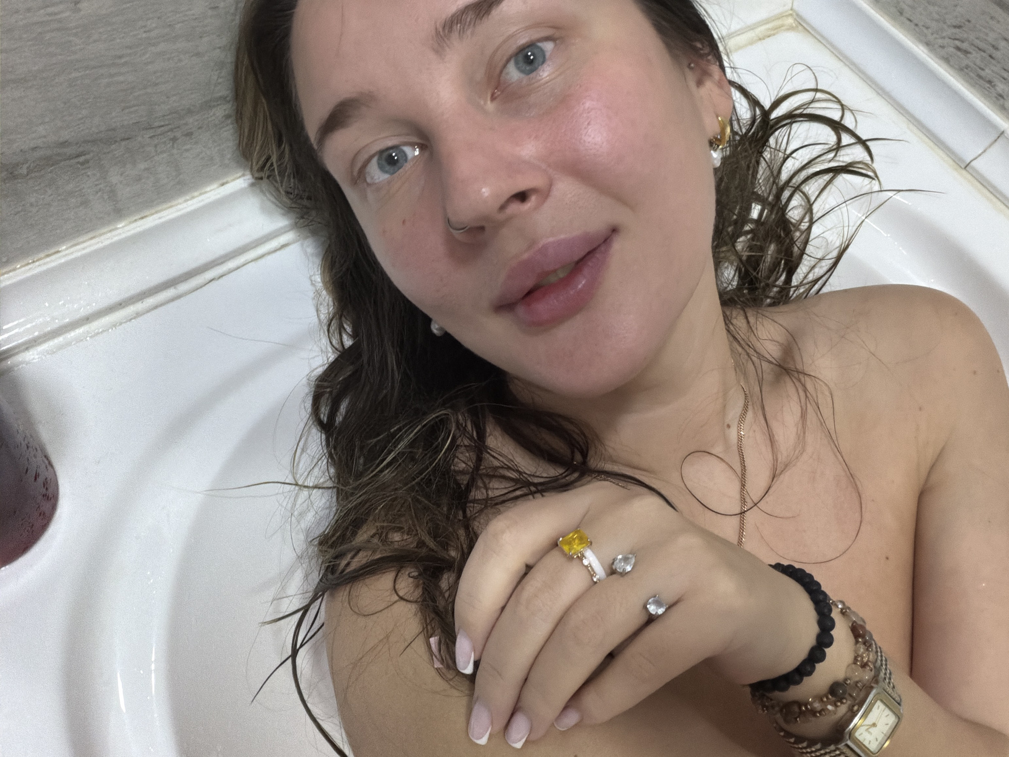 Woman captures bathroom selfie moment in Chaikovsky, Russia