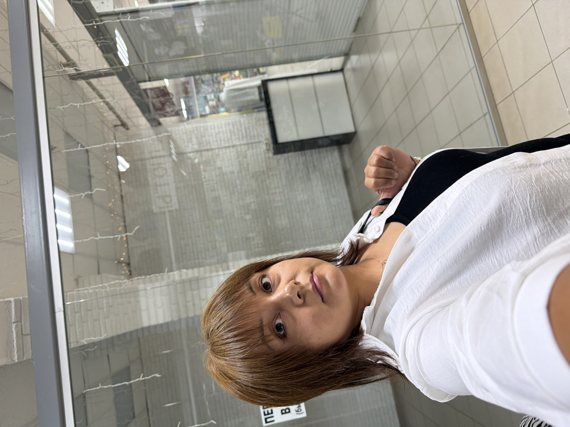 Shopping trip selfies alongside a shattered window in a Russian-language mall
