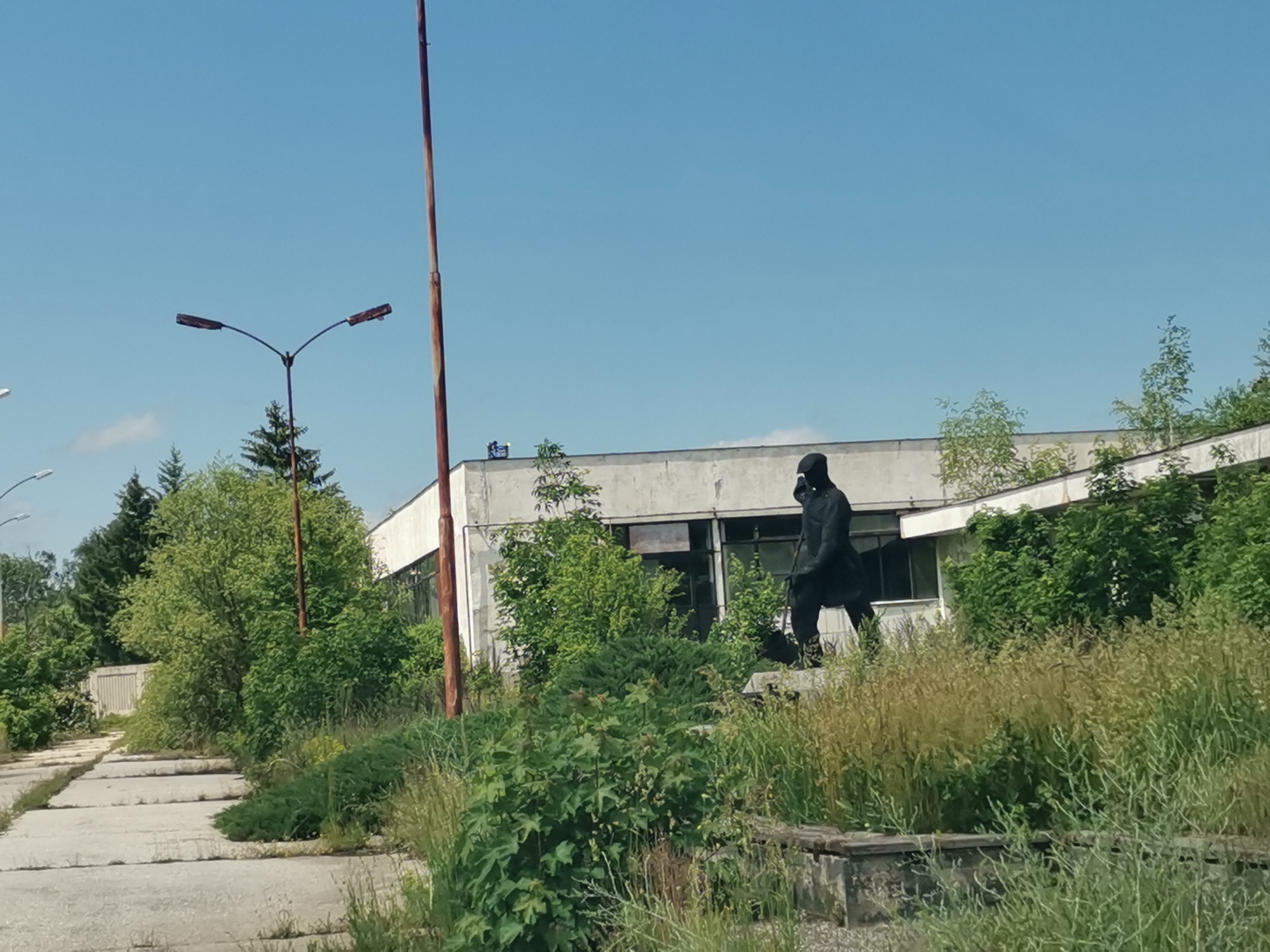 Rural Zhivkovo scenes documented: abandoned statue, grasslands observed