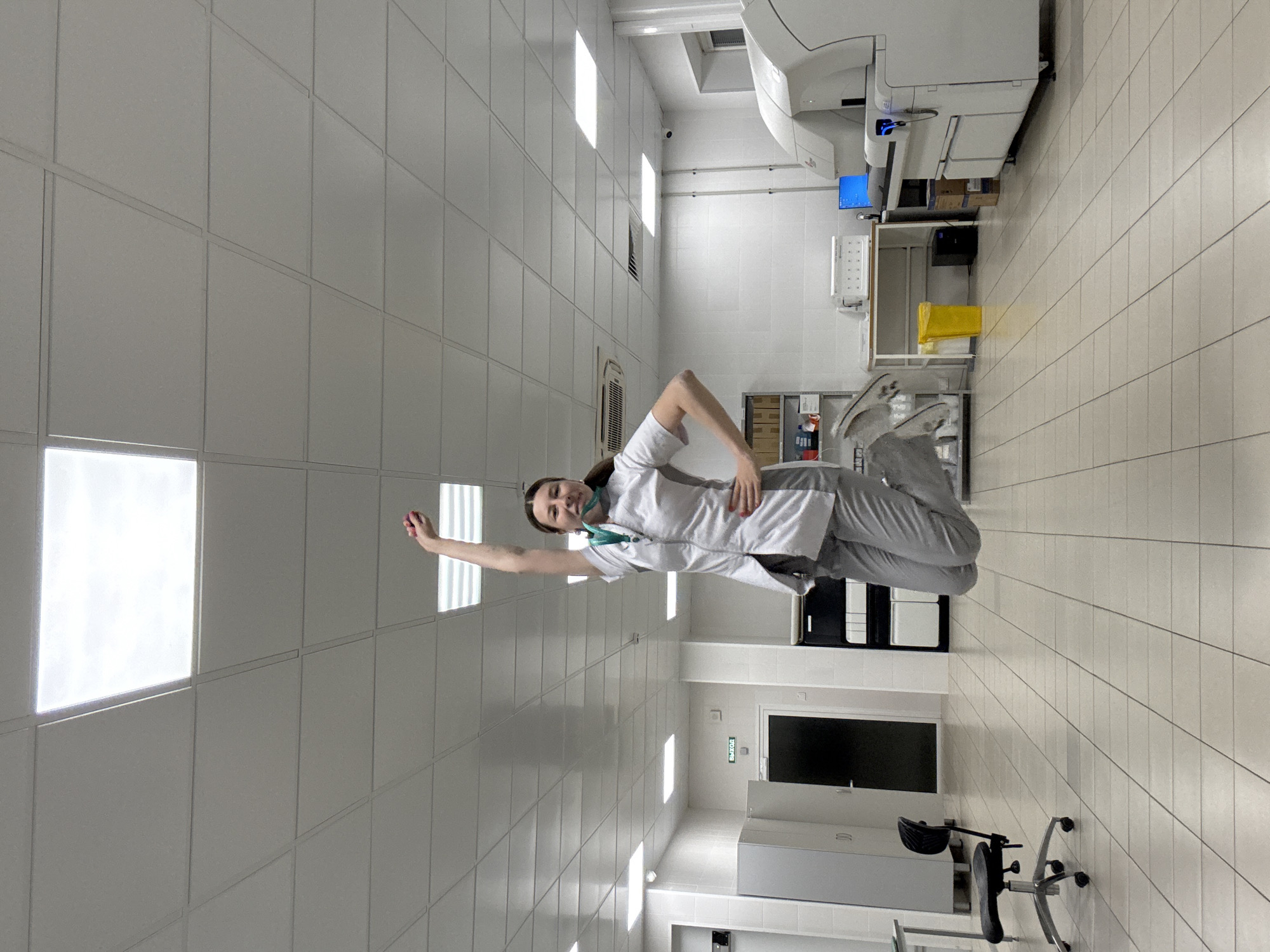 Lab worker performs ballet jumps in Moscow medical facility