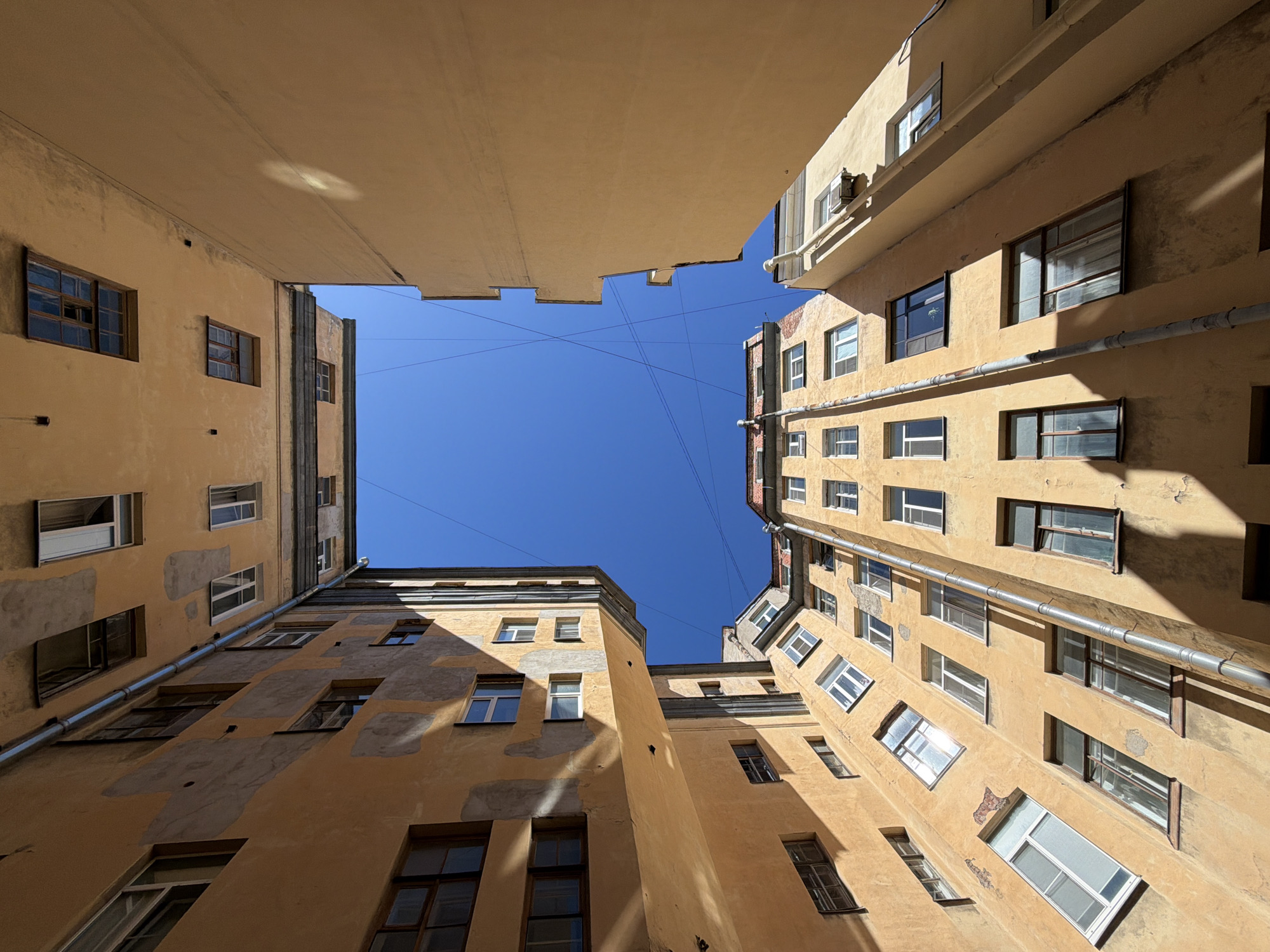 Witness documents Saint Petersburg landmarks and streets in 25-minute span