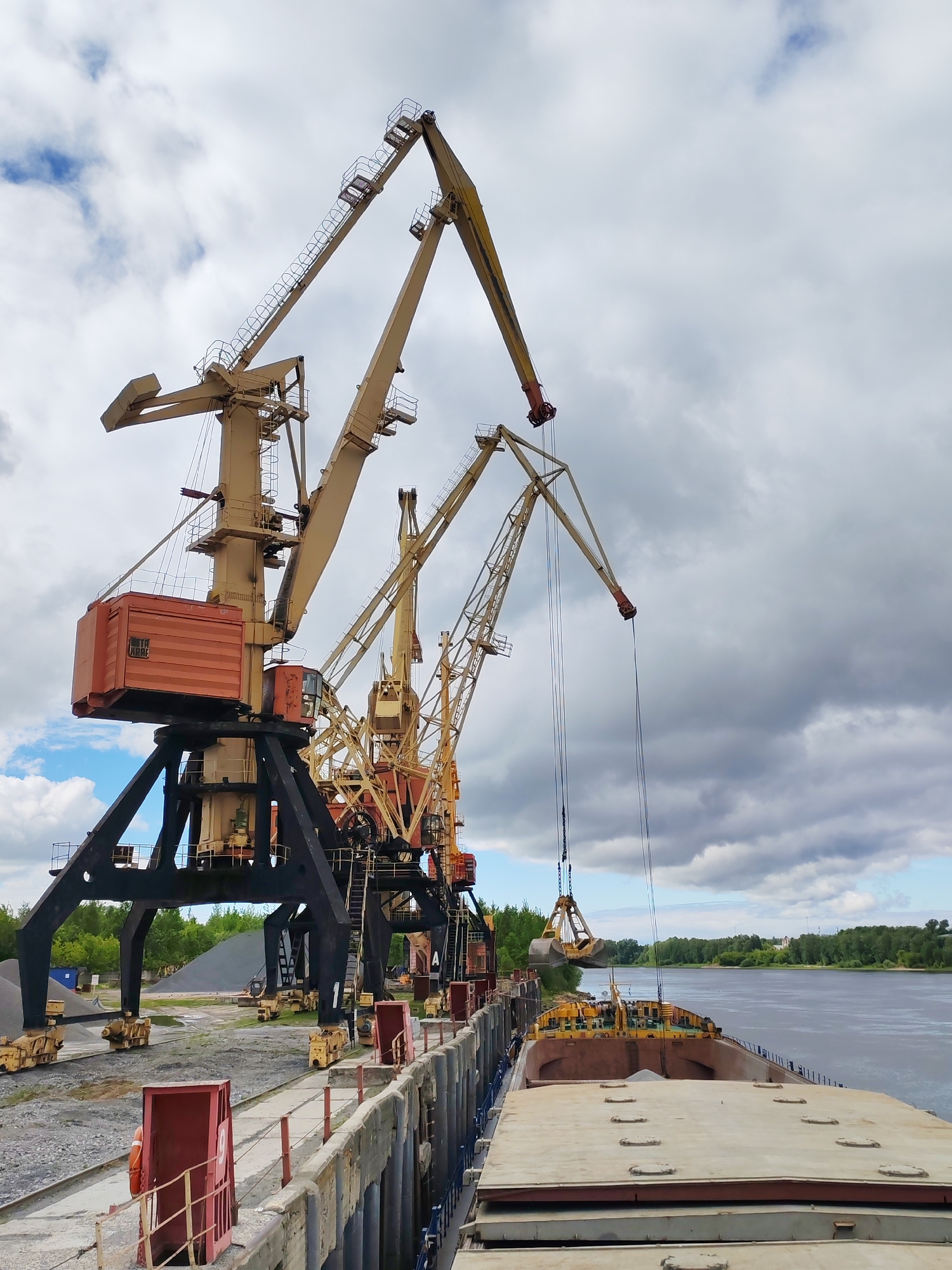 Port operations documented at Rybinsk industrial dock facility
