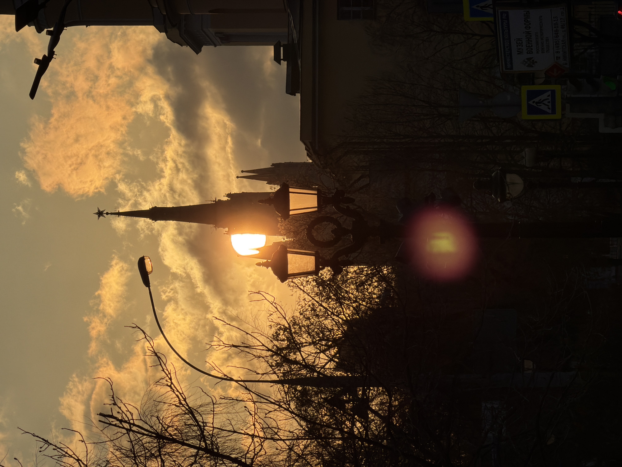 Moscow witness documents golden hour streets, traditional meal