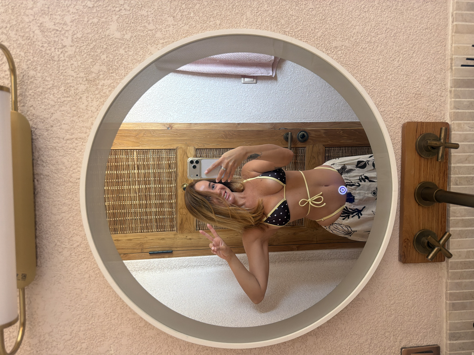 Mirror selfie in Mengwi, Bali — peace sign, holiday vibes