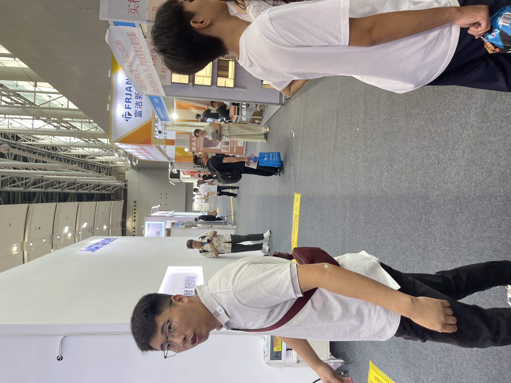 Canton Fair Complex buzzes with home and building materials exhibitors