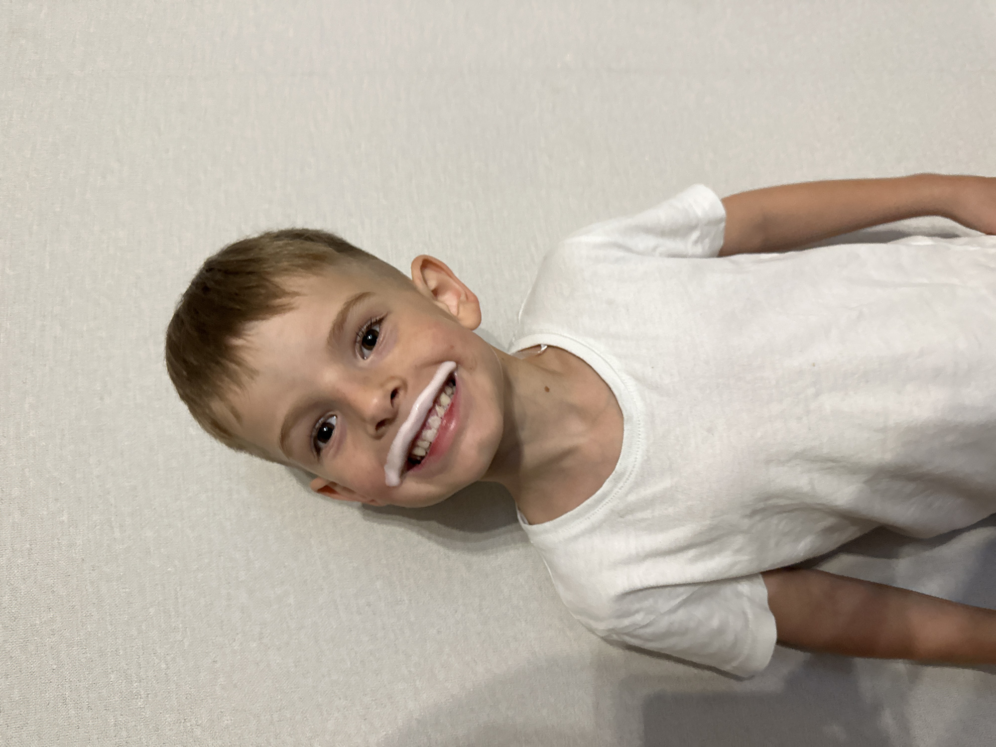Child photographed against wall in Альняш, Russia