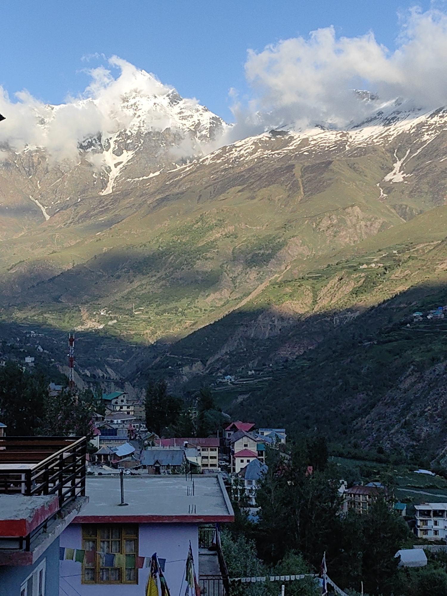 Lunch break in Keylong, prayer flags and Himalayan peaks all around