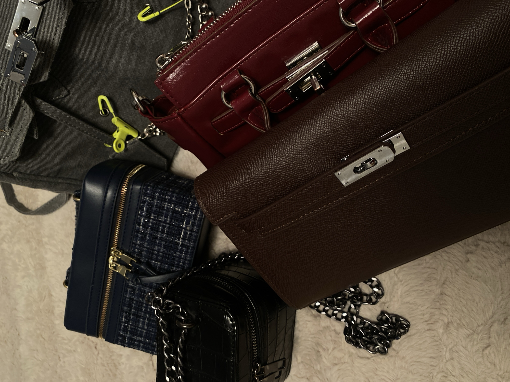 Handbag displays and screen capture documented in Björklinge