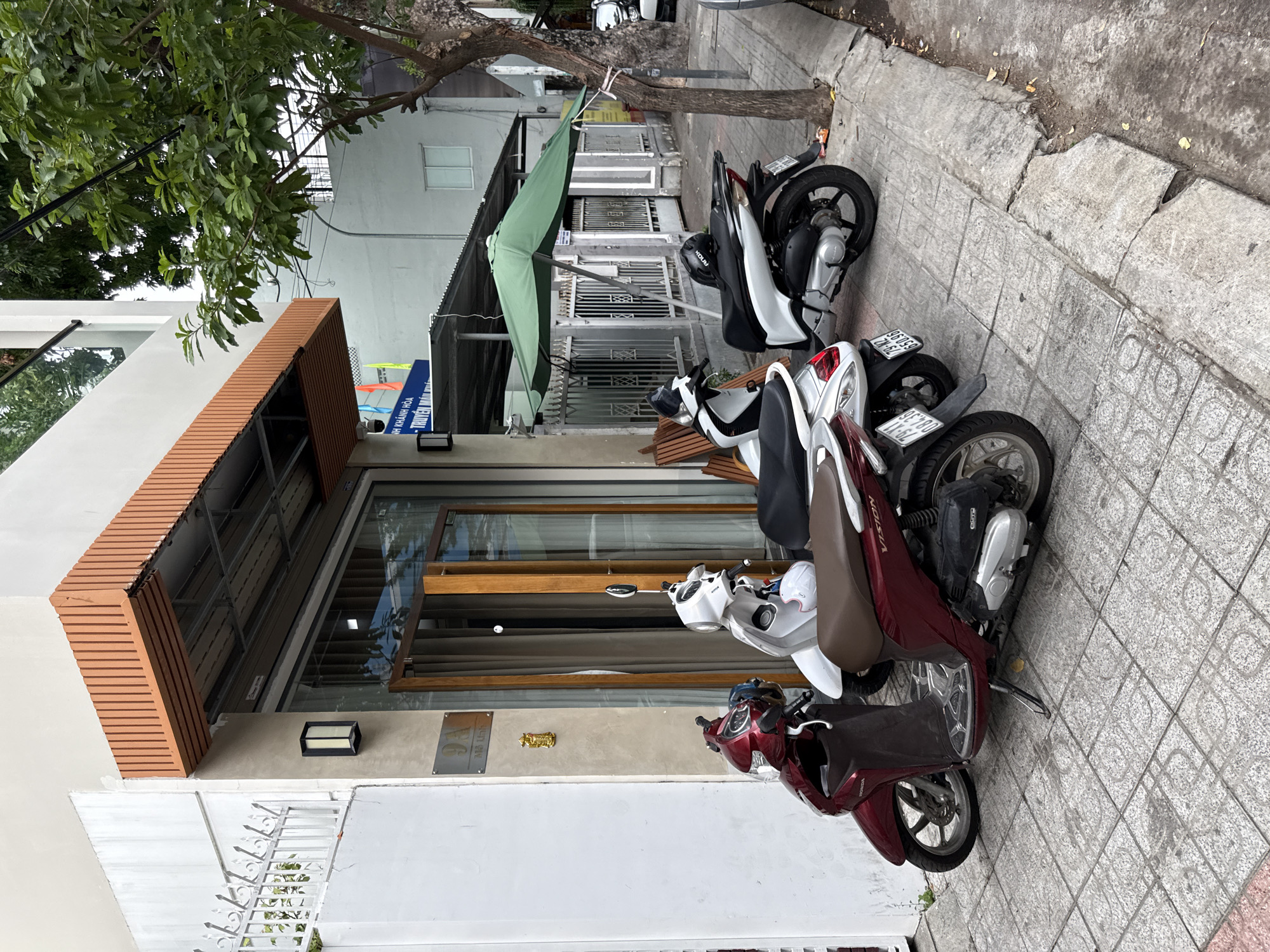 Morning street life along Mê Linh Street, Nha Trang