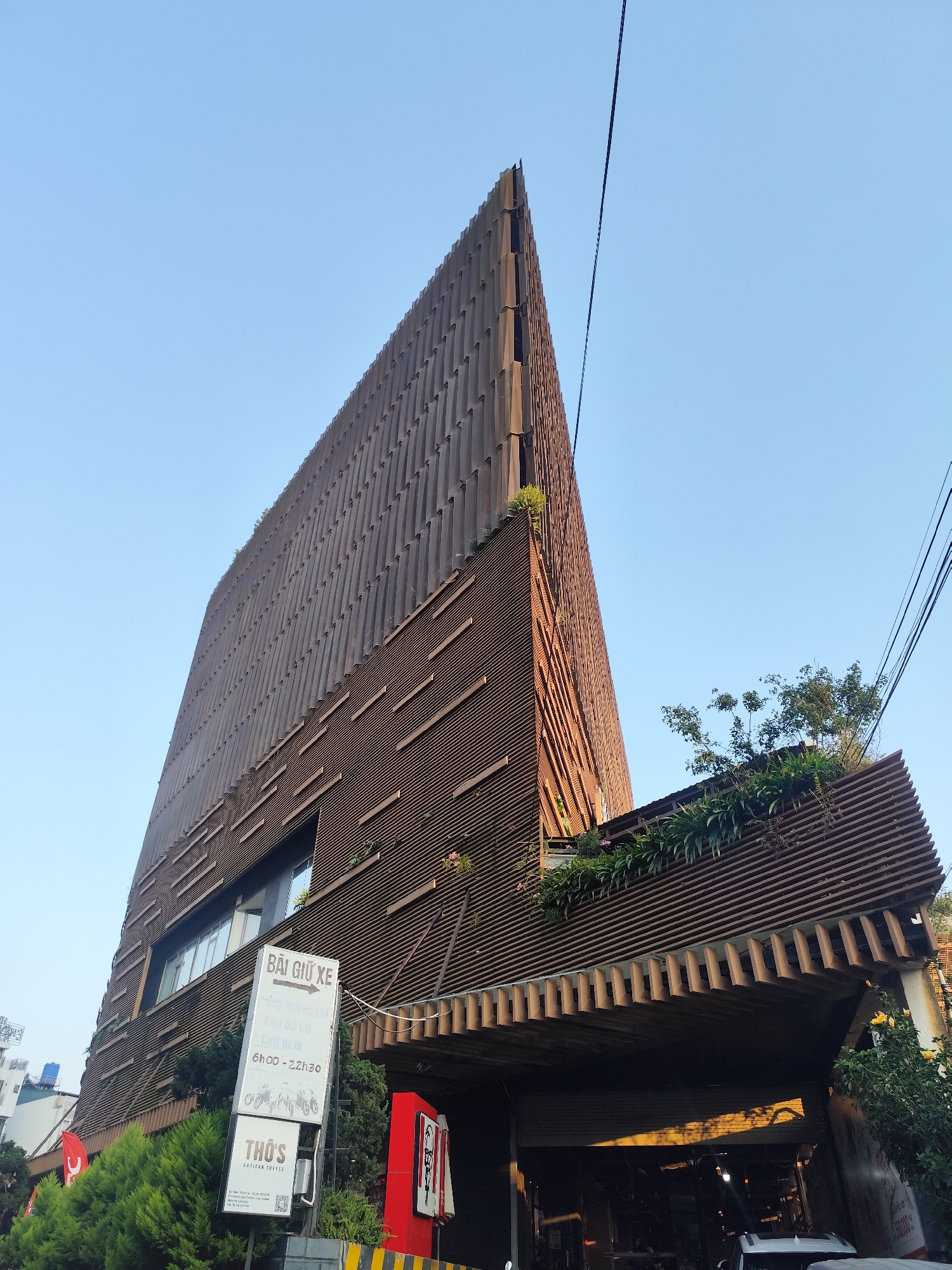 Tourist documents Da Lat's green architecture and market scenes