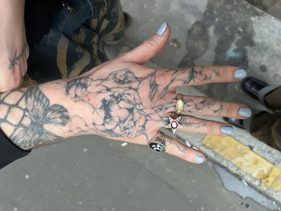 Paris witnesses document tattooed individuals, distinctive clothing in retail space