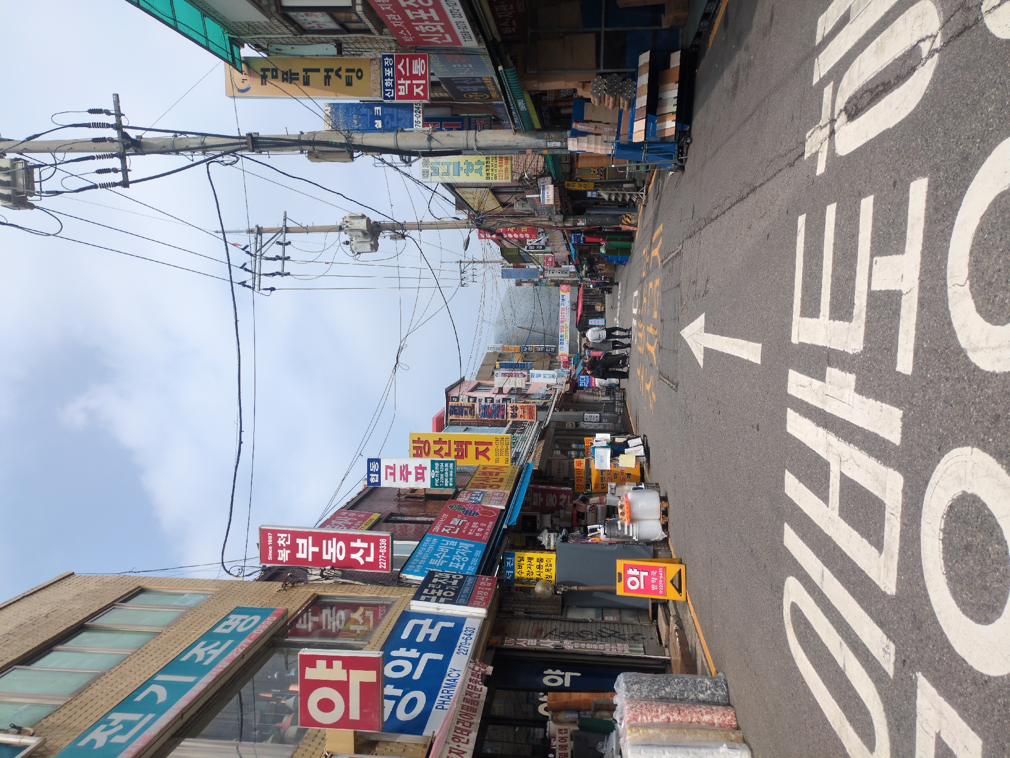 Street scene documented in Seoul during early morning hours