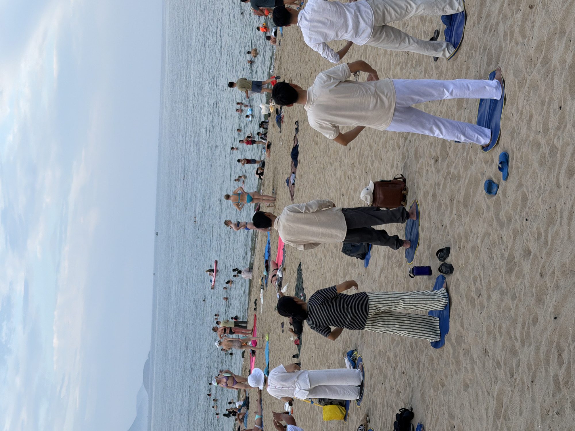 Nha Trang beach promenade buzzes ahead of VnExpress Marathon setup