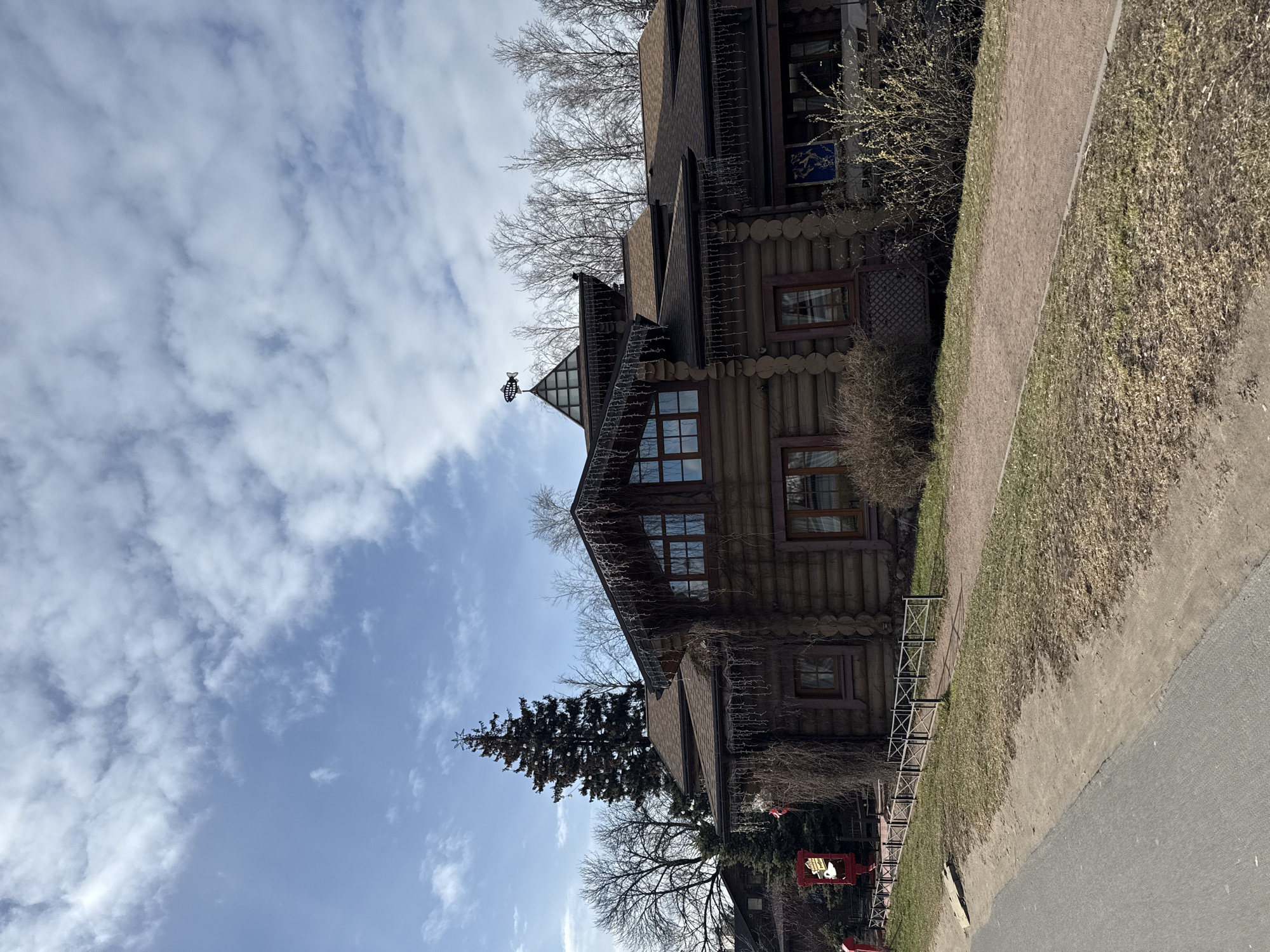 Log cabin house spotted in Saint Petersburg