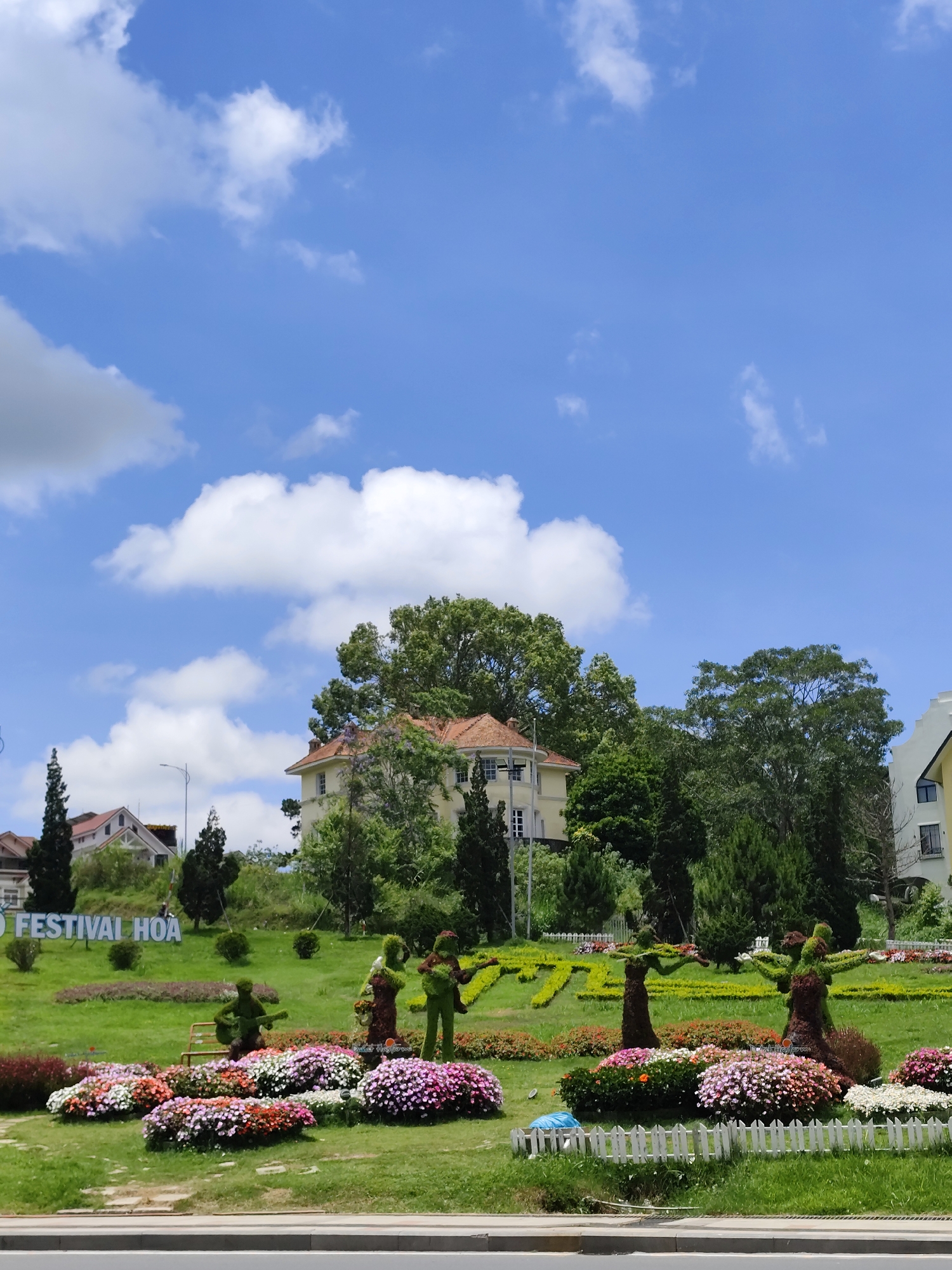 Early morning scenes captured around Da Lat's gardens and lake